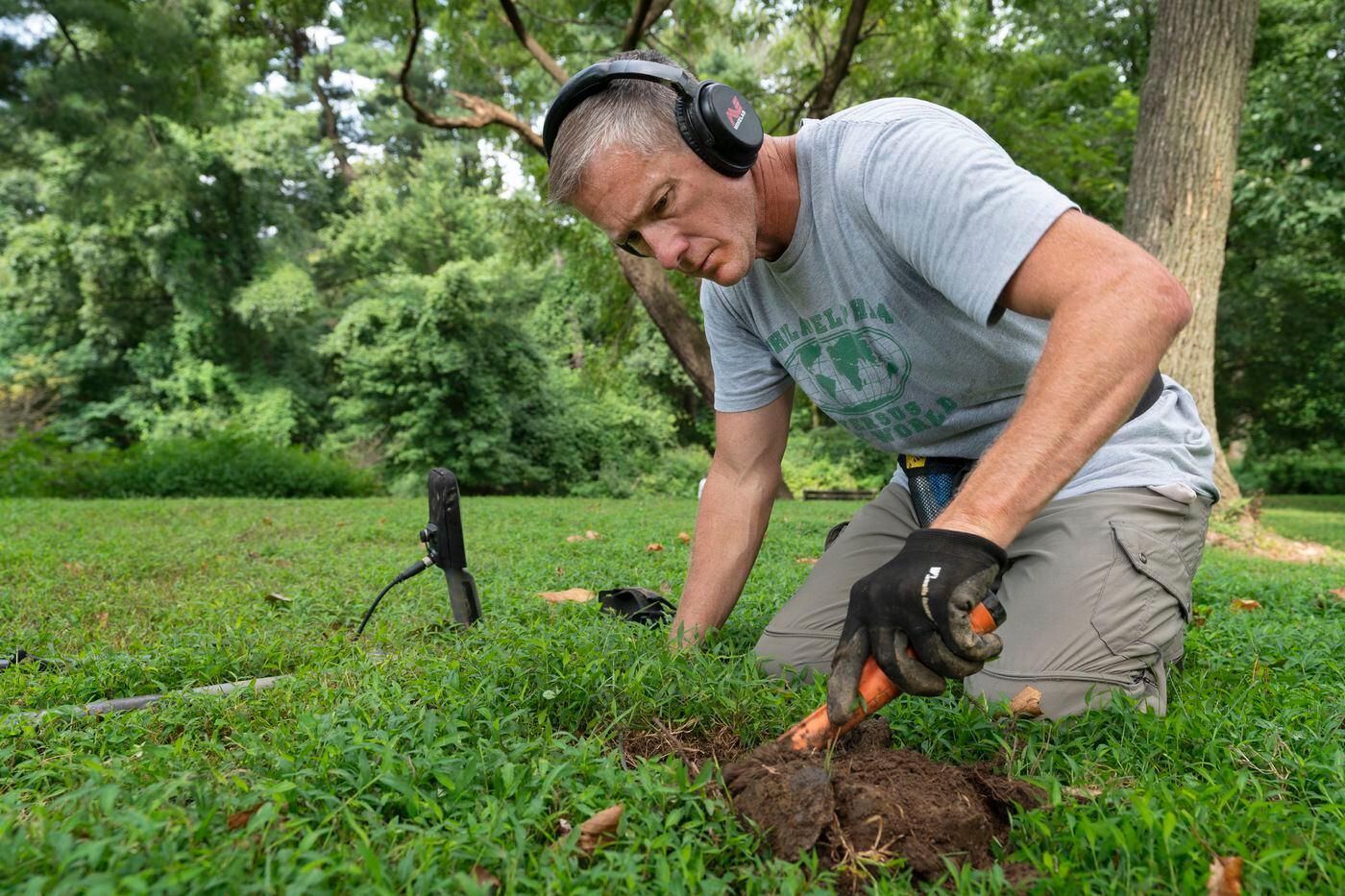 these metal "detectorists" find lost rings — and