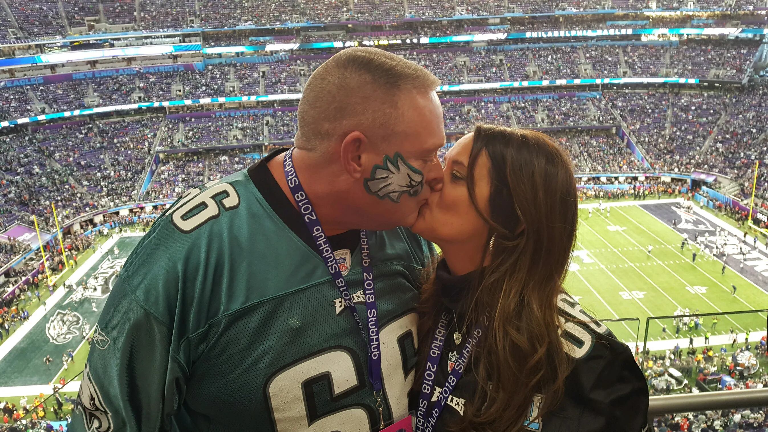 Eagles QB Carson Wentz proposes to his Kentucky girlfriend at a castle