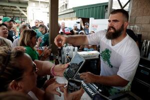 Jason Kelce dominates Philly radio host in beer-chugging contest for charity