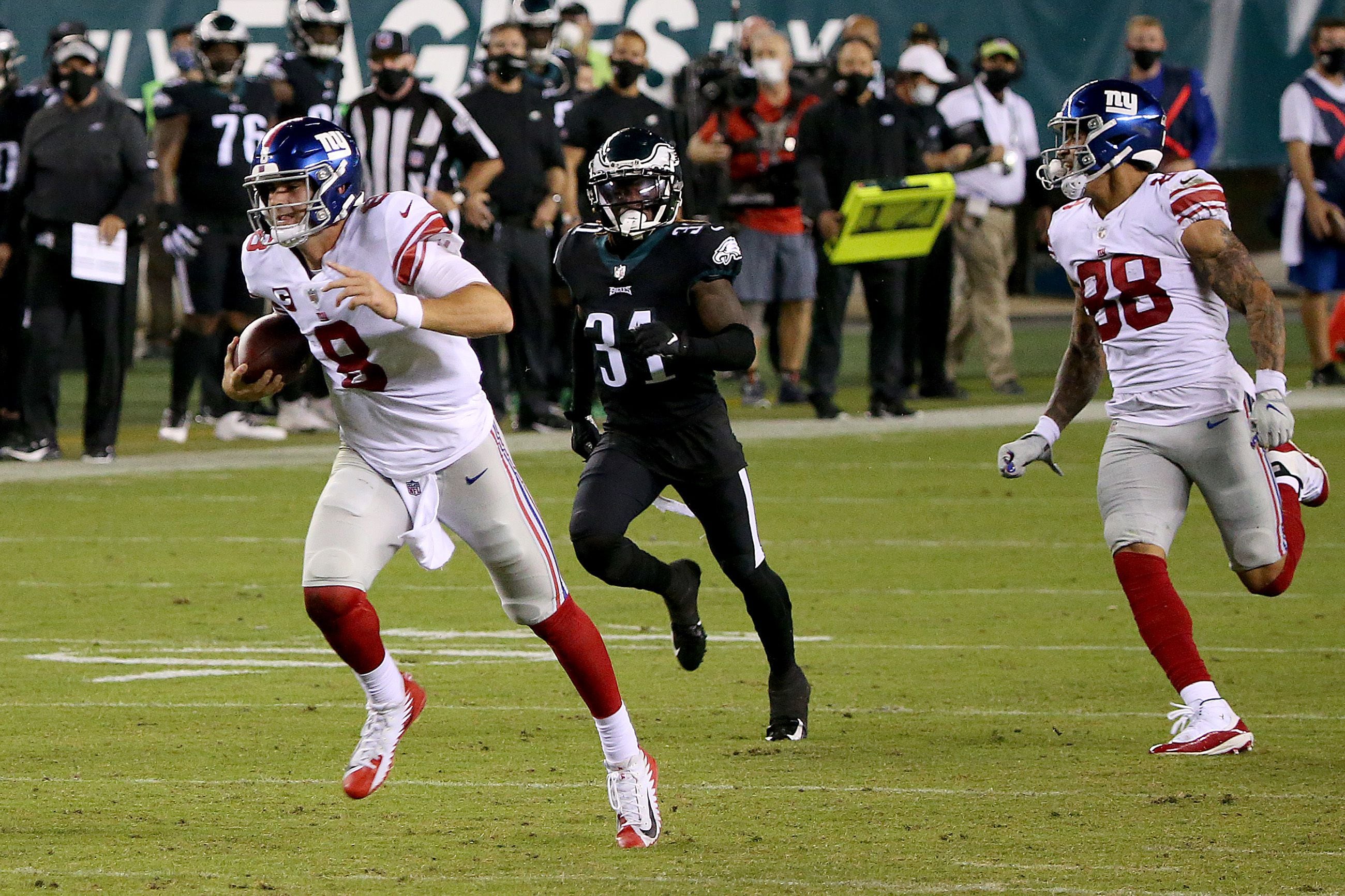 Daniel Jones Trip - Giants QB Falls During 80-Yard Run Against Eagles