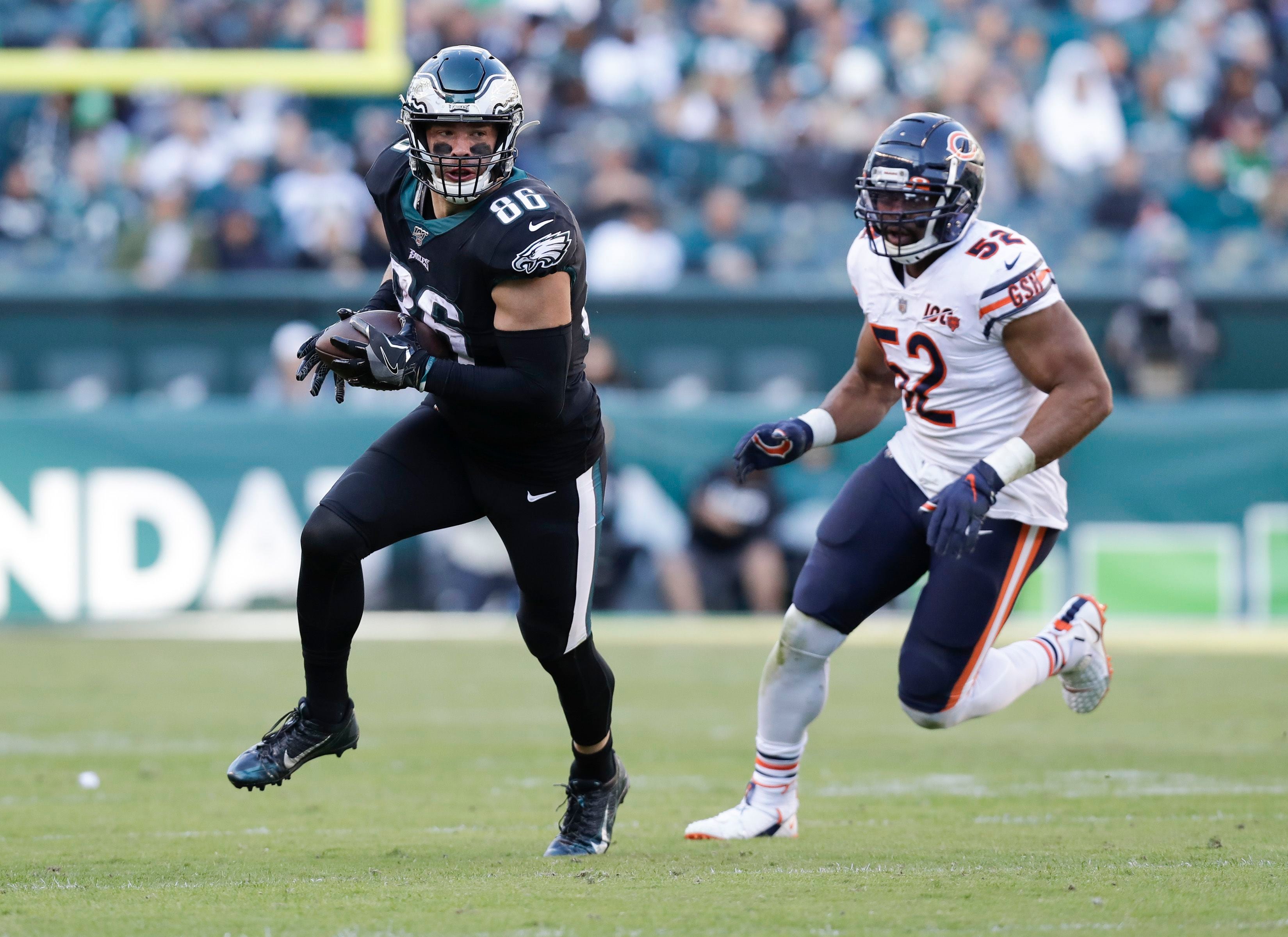 Wentz, Howard lead Eagles past Bears 22-14