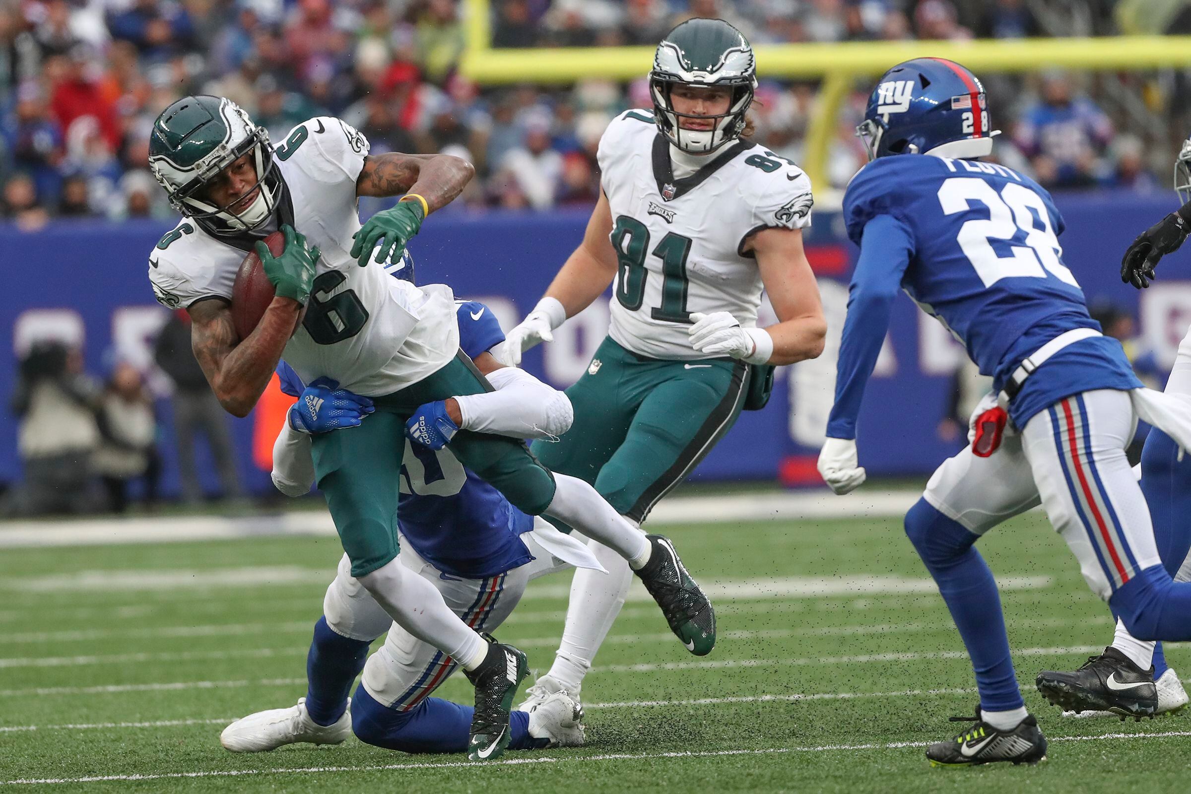 Eagles secure playoff berth with rout of Giants