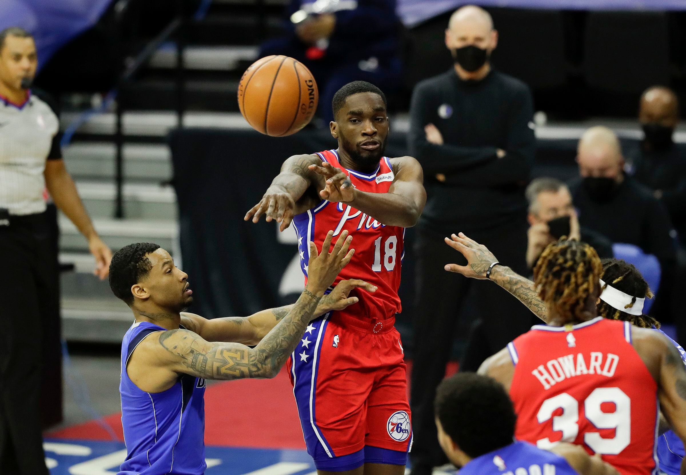 Philadelphia 76ers' cheerleaders escort Philadelphia Phillies MVP Ryan  Howard onto the court before the start of the Sixers' game with the Detroit  Pistons at the Wachovia Center in Philadelphia, Pennsylvania, Tuesday,  November