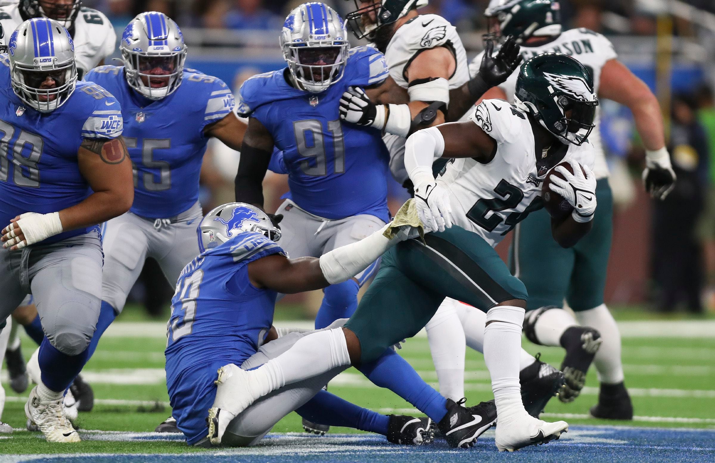 Offense erupts as Eagles rip Lions, 56-21