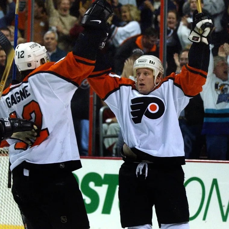 Jeremy Roenick celebrates scoring a goal for the Flyers against the Blackhawks in 2002.