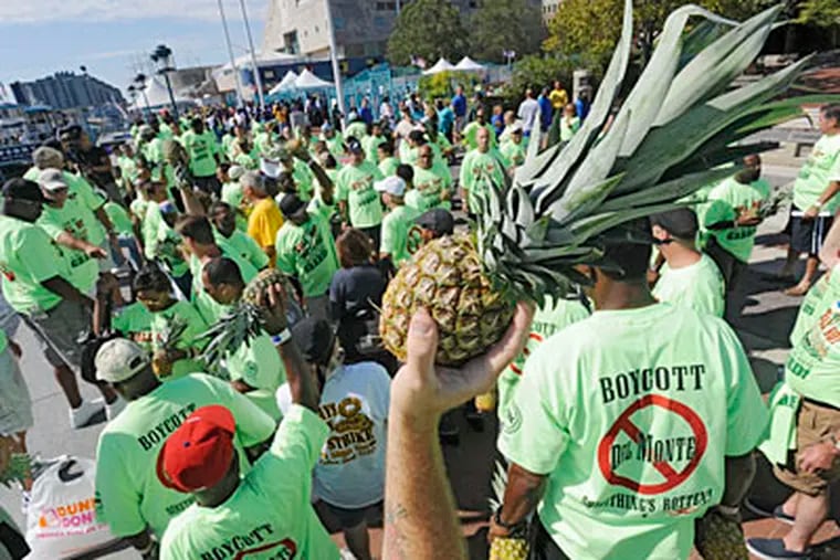 The International Longshoremen's local union protests Del Monte by throwing pineapples into the Delaware River.  ( Clem Murray / Staff Photographer )