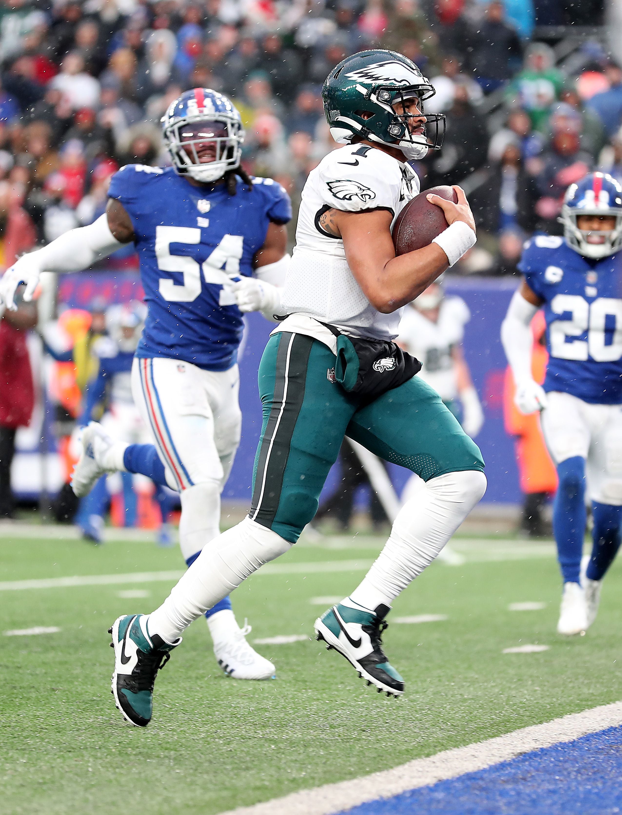 Eagles' Miles Sanders eclipsed 1,000 yards in a rout of the Giants