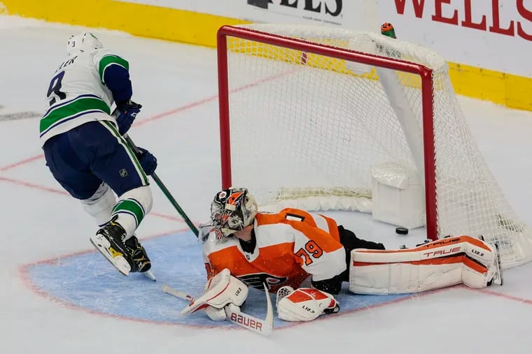 Flyers beat Canucks in home opener 