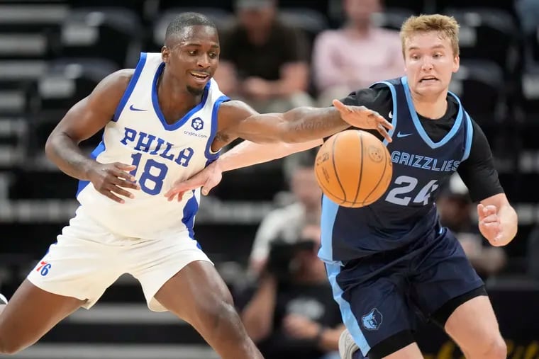 David Jones (left) averaged 9.1 points, 5.6 rebounds, and 1.7 steals in seven Summer League games with the Sixers.