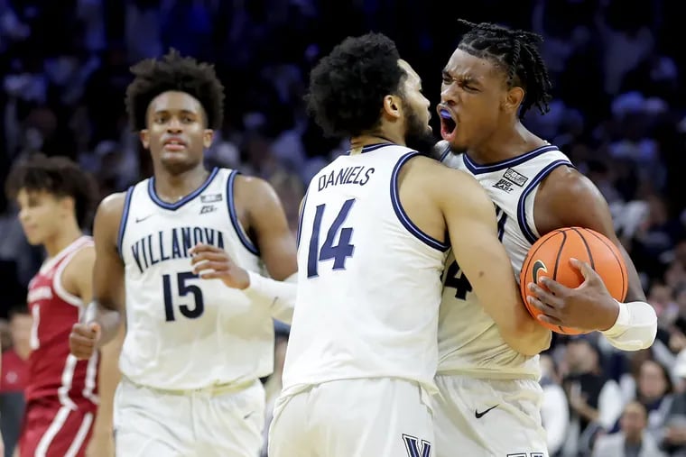 Brandon Slater (right) and Caleb Daniels of Villanova celebrate after Oklahoma missed a 3-point attempt and Slater was fouled to ice the 70-66 victory on Dec. 3, 2022 at the Wells Fargo Center.