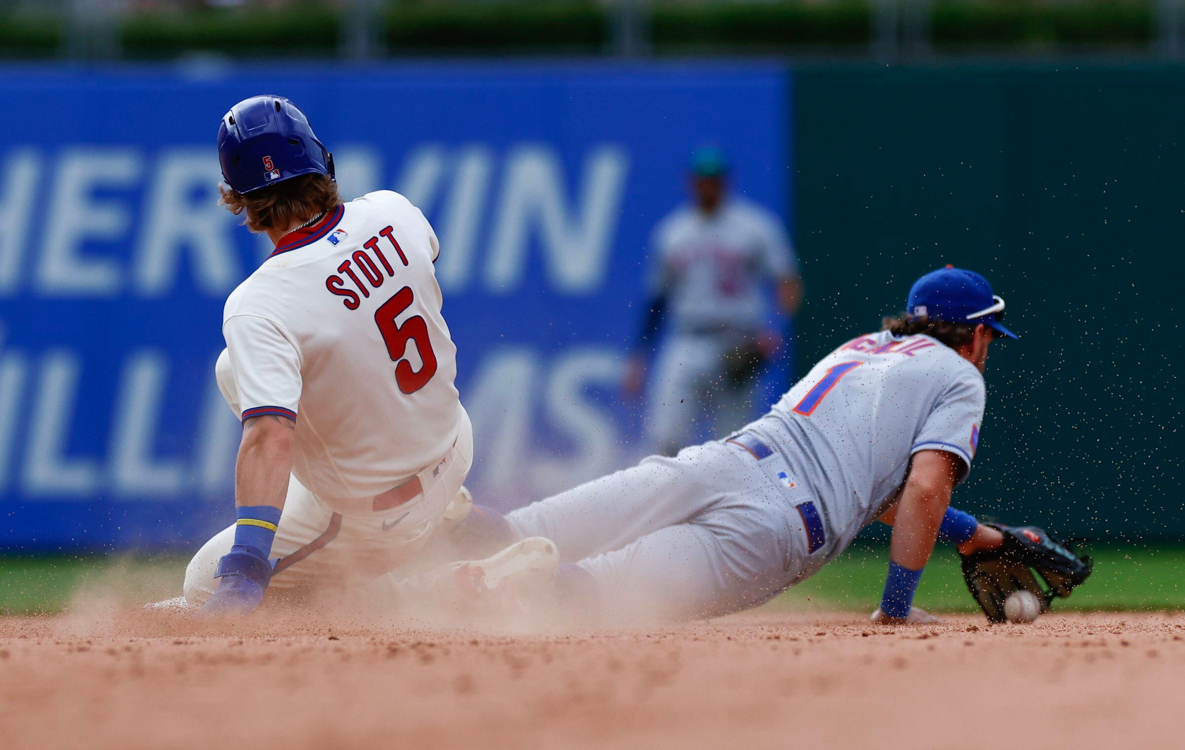 Kyle Schwarber is a walking bucket.