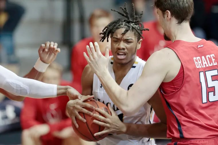 La Salle’s Ed Croswell battles Richmond’s Matt Grace for some room to shoot under the basket in the first half.