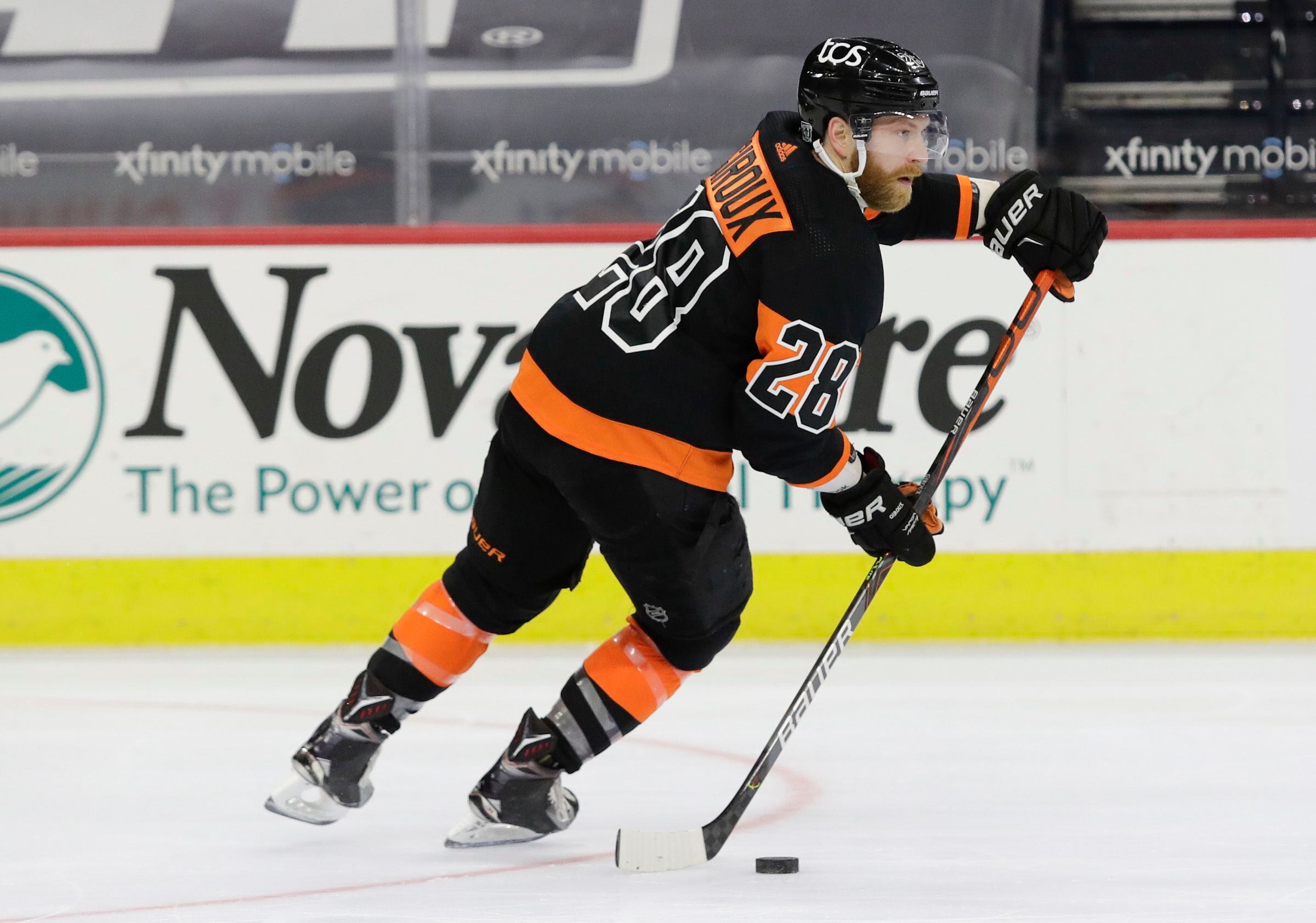 Claude Giroux is out of quarantine and back at Flyers practice