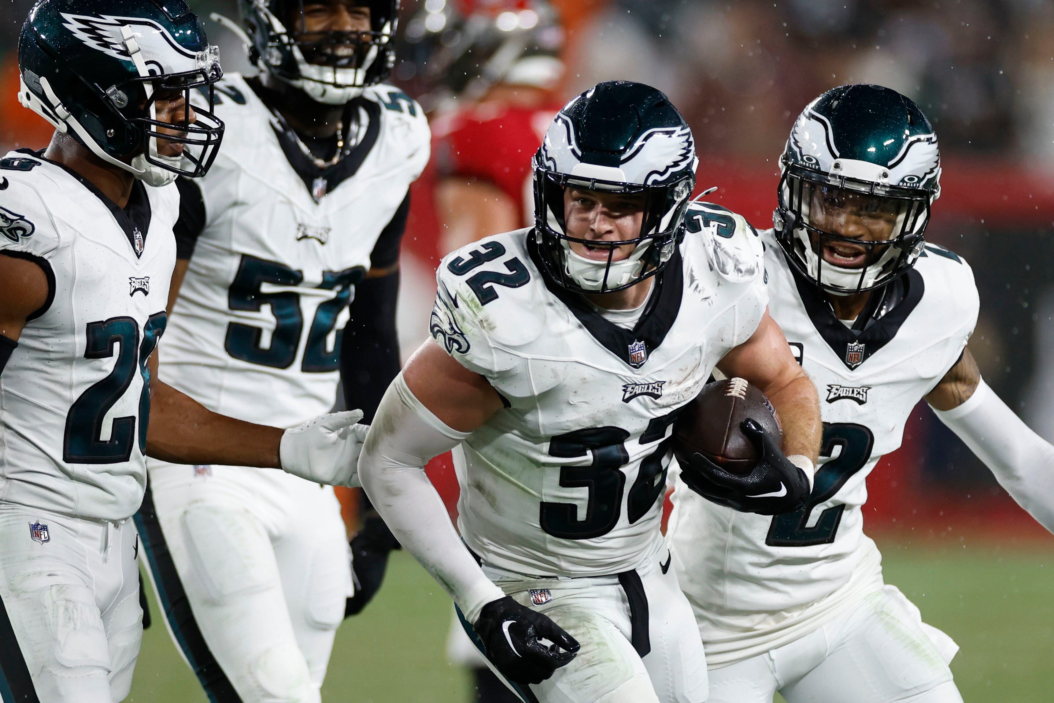 Eagles' D'Andre Swift races past the Vikings on a decisive TD drive