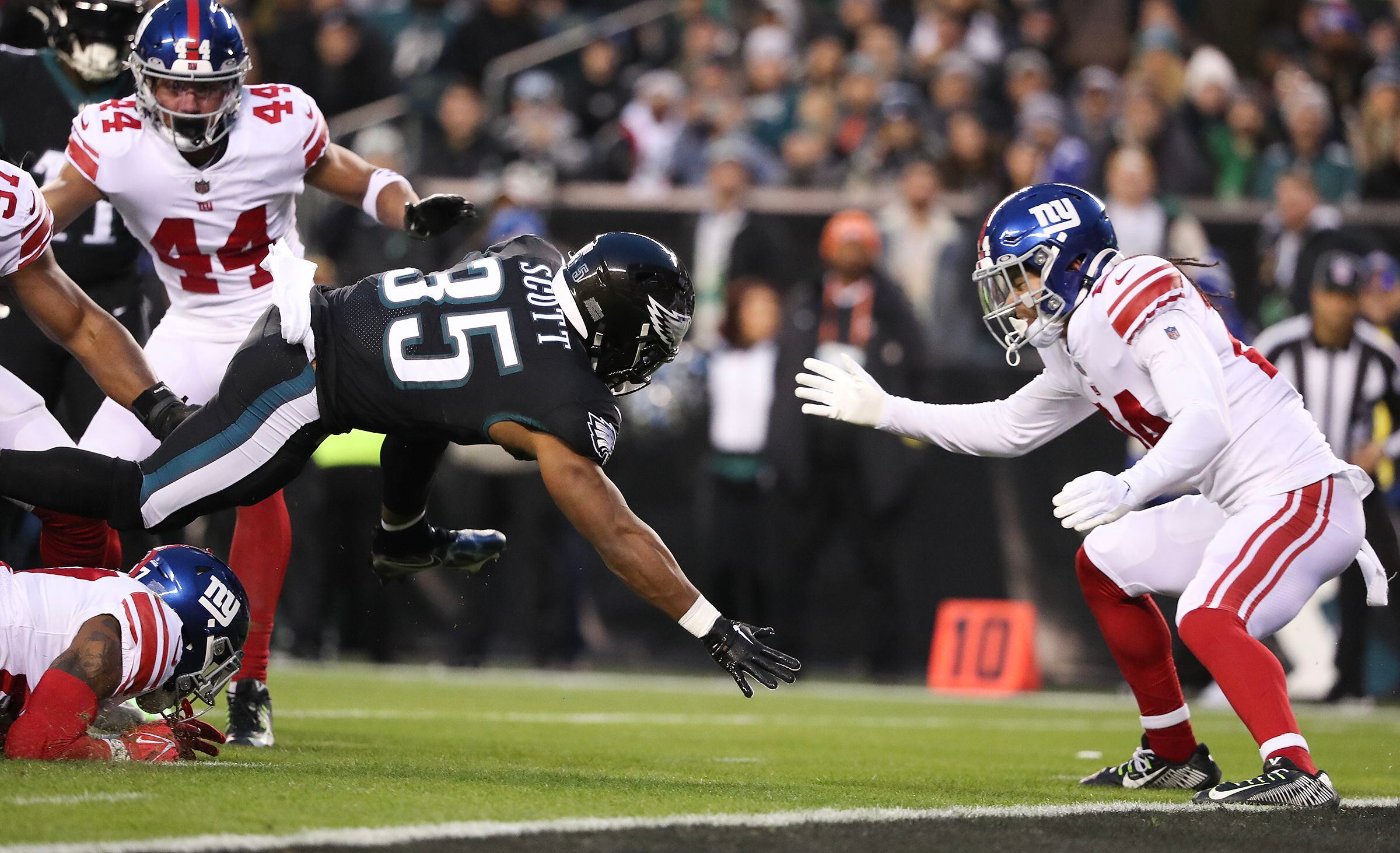 Big-play Eagles outlast Giants, 45-38, to take control of NFC East