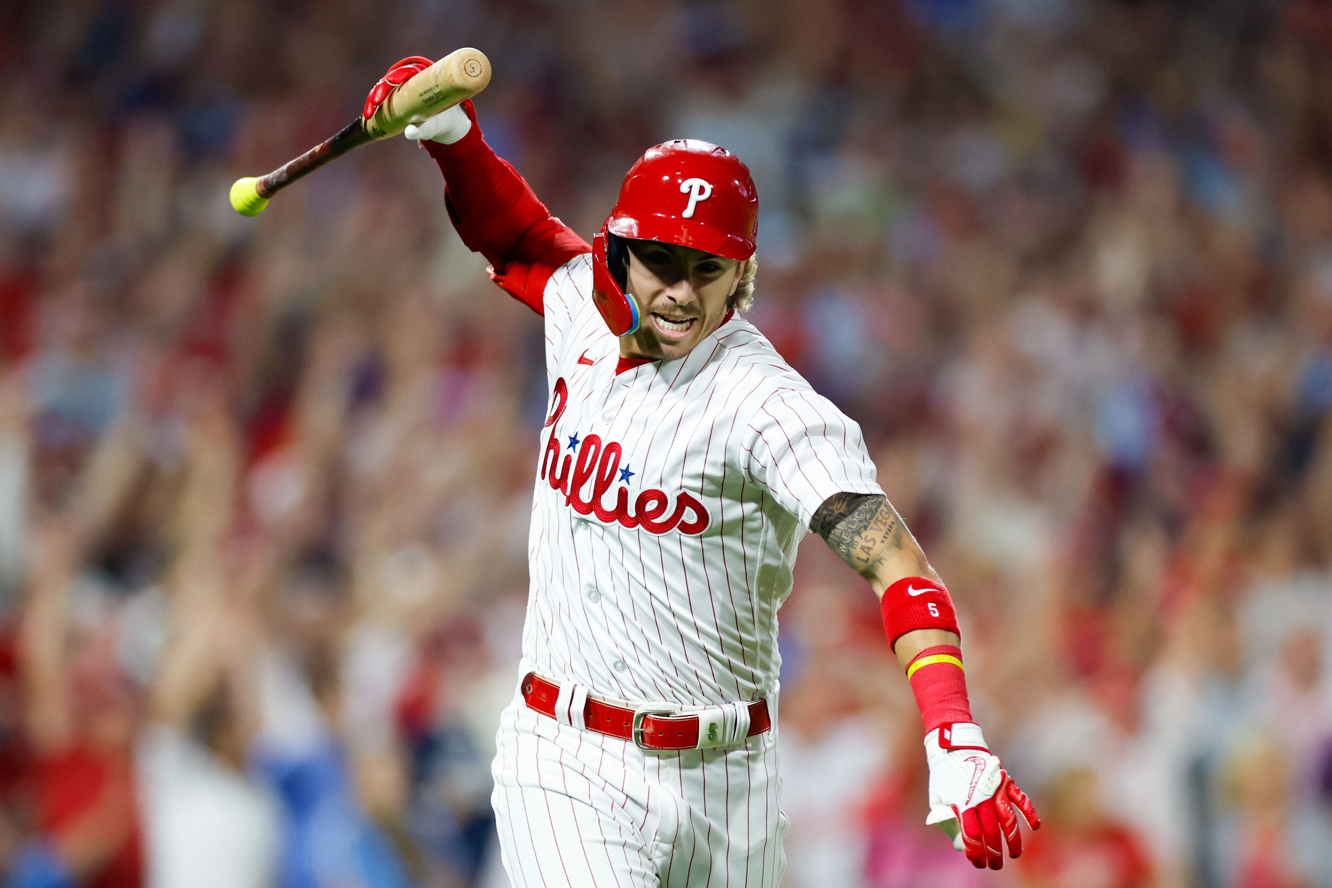 Victorino homers, drives in 4 as Phils top Brewers