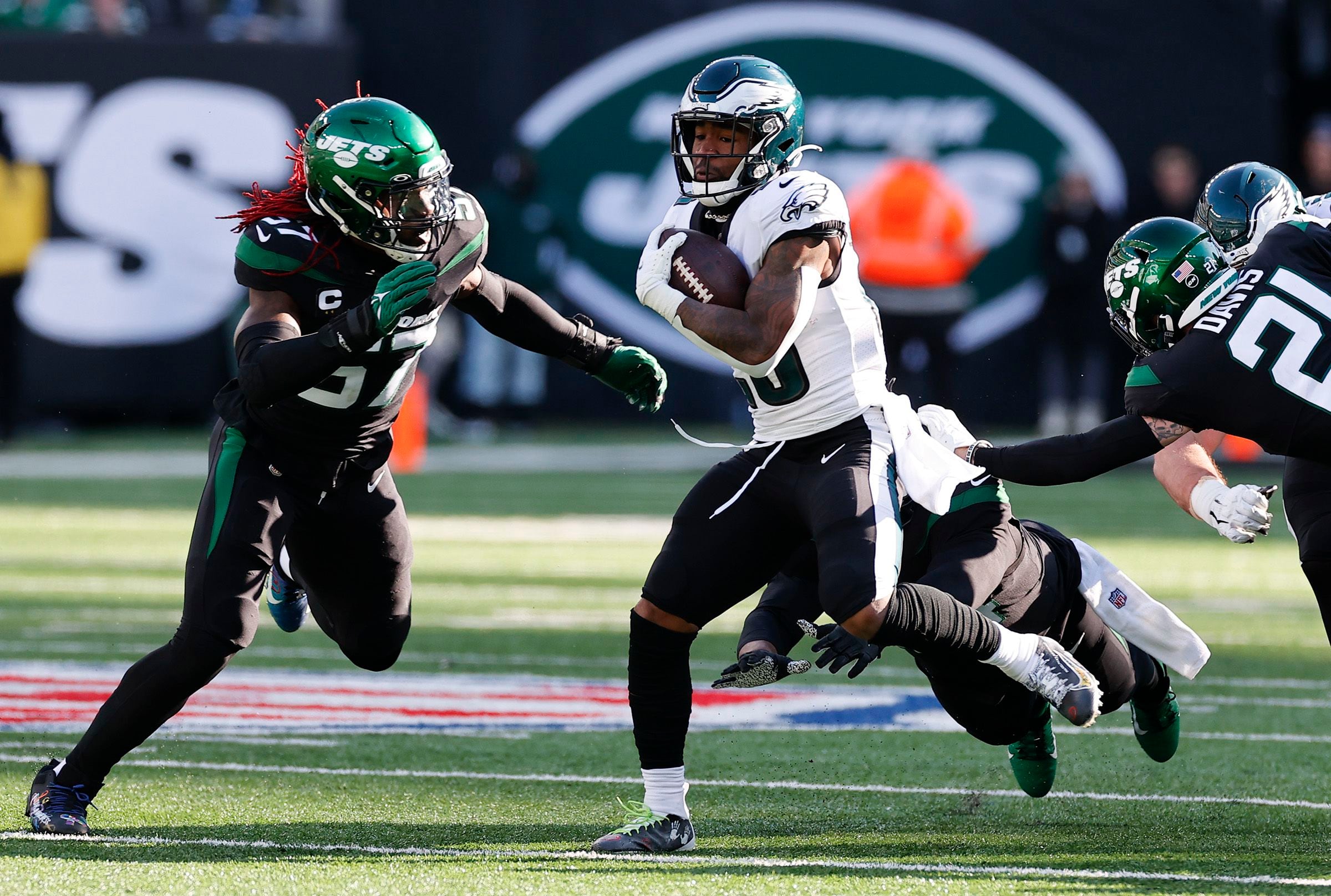 Birds' back-up Minshew helps Eagles soar over Jets, 33-18