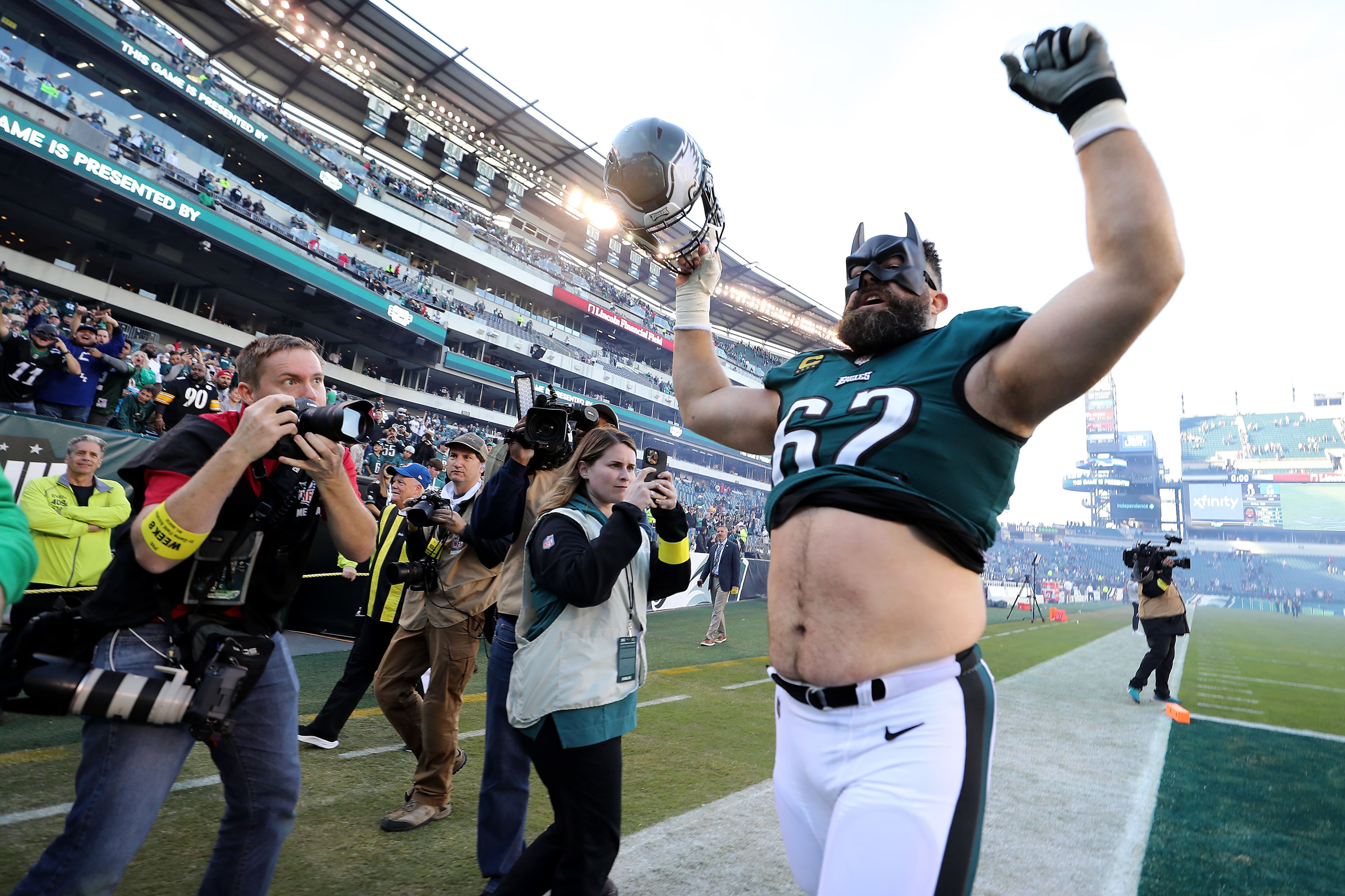 Eagles – Steelers: Jason Kelce broke out 'Fat Batman' mask on sideline