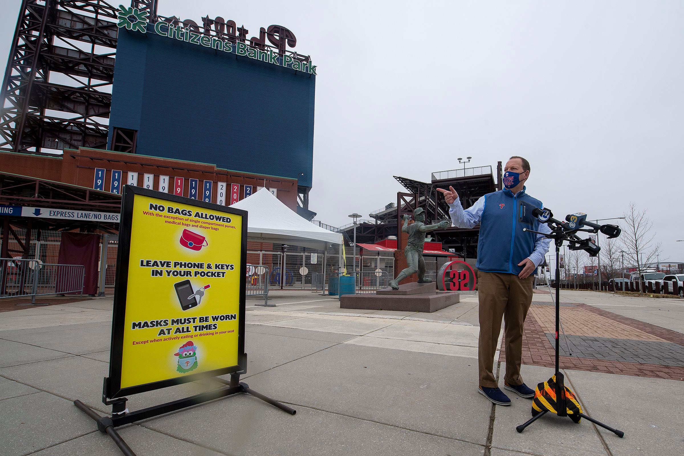 Phillies loosen Citizens Bank Park bag policy