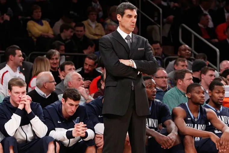 Jay Wright stands on the sidelines. (Ron Cortes/Staff Photographer)