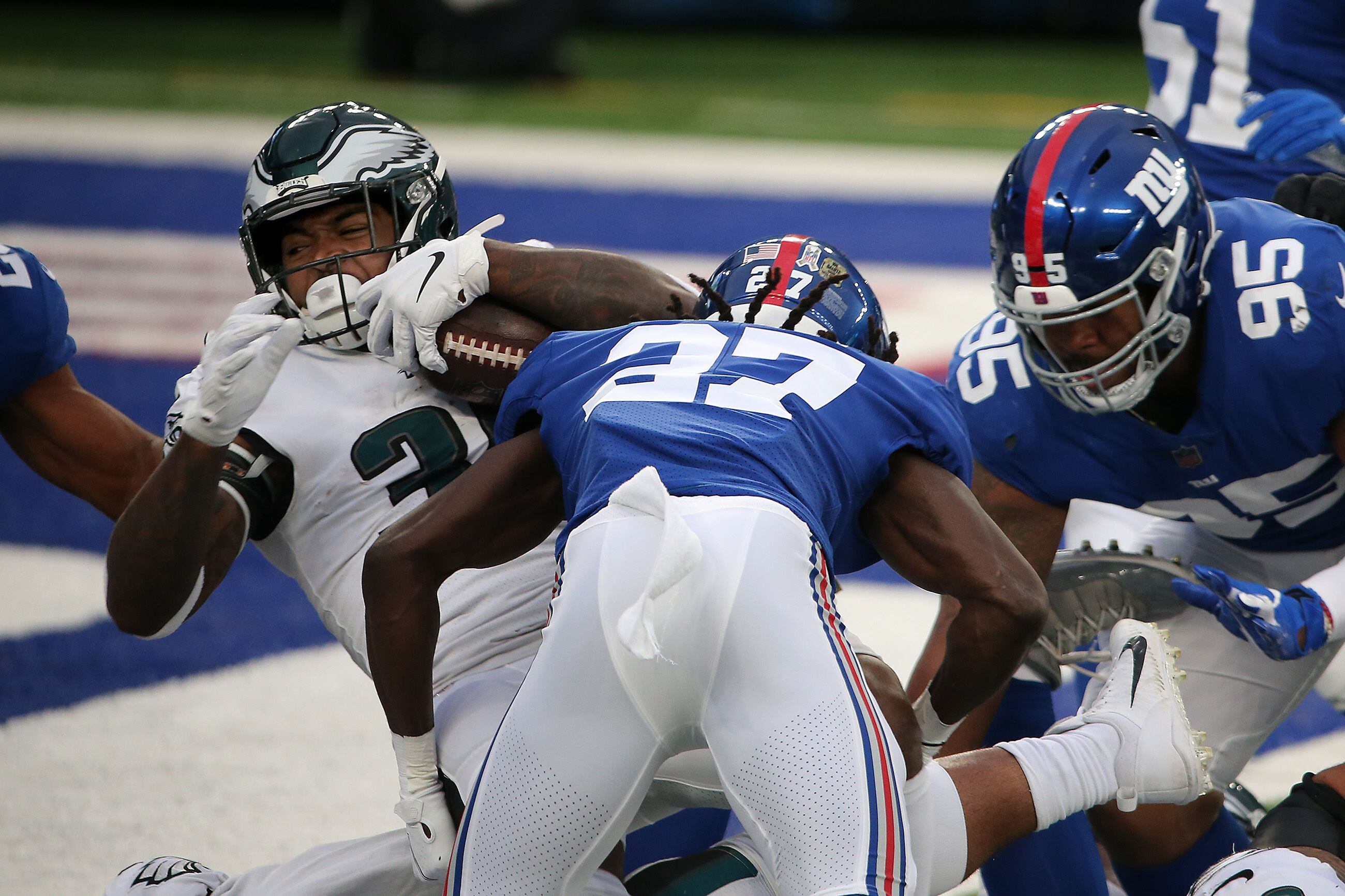 New York Giants 21-22 Philadelphia Eagles: Carson Wentz leads