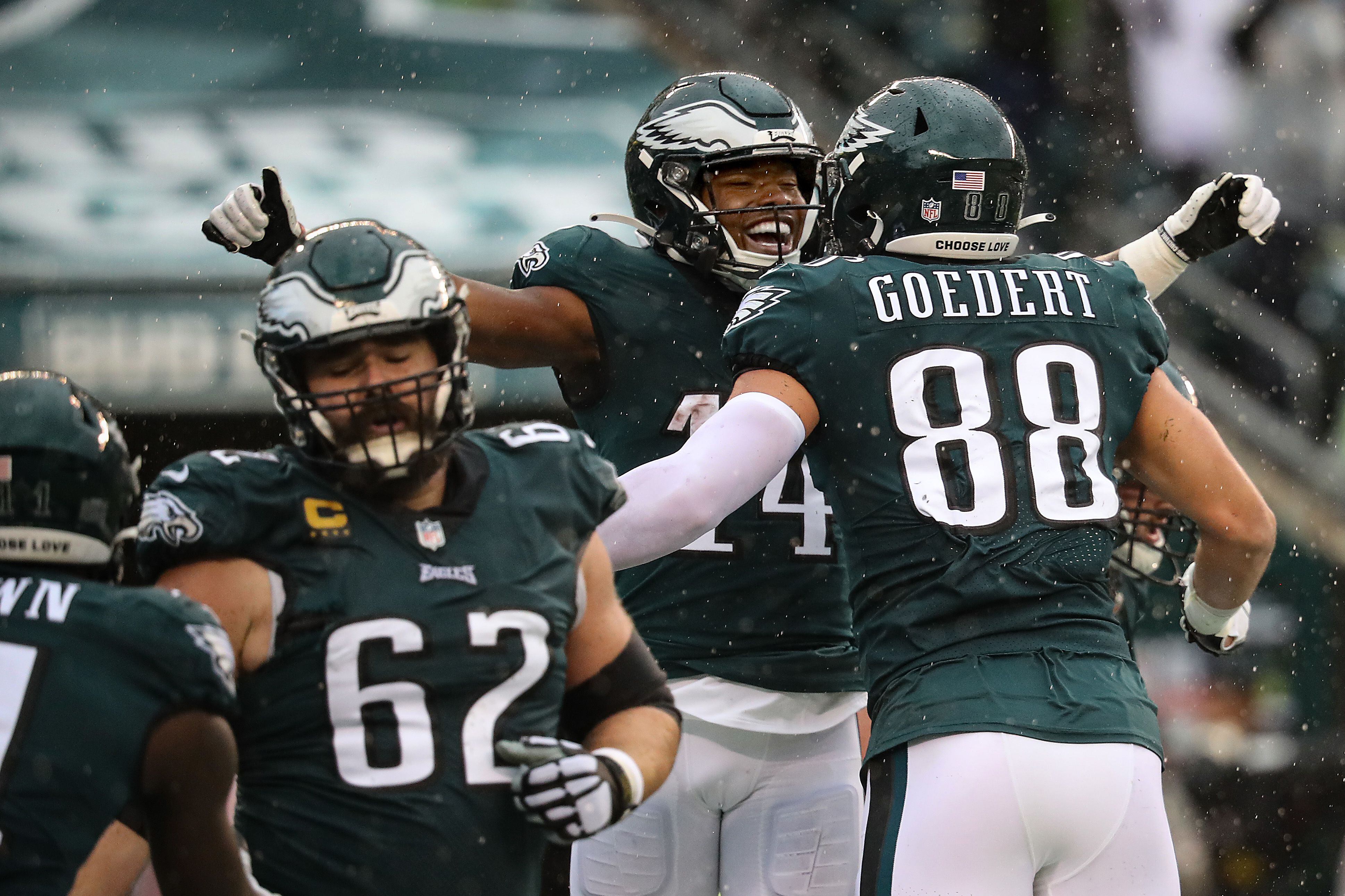 Eagles stay undefeated thanks to five Jaguars turnovers