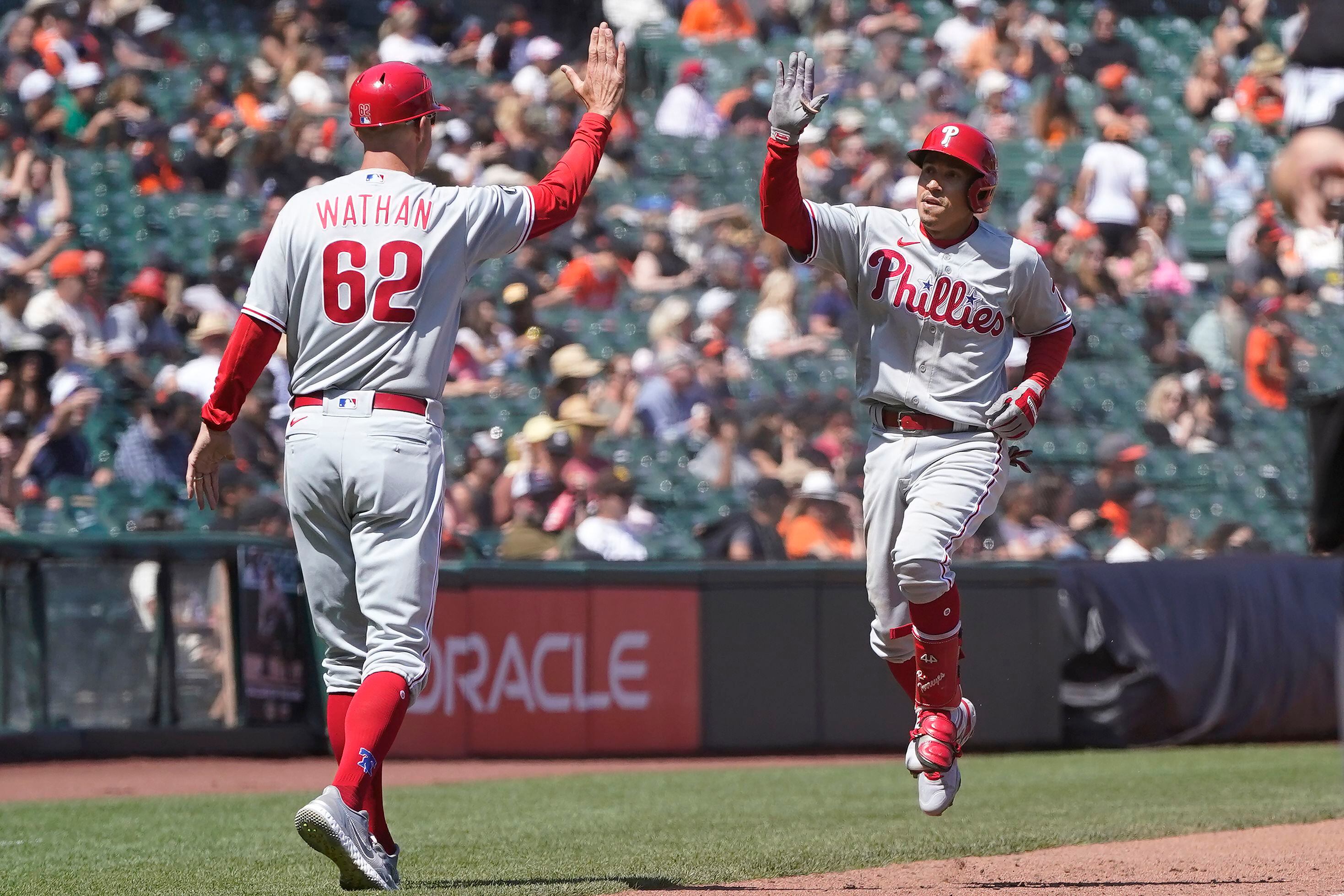 Hoskins breaks out of slump with 6 RBIs, Phillies top Giants