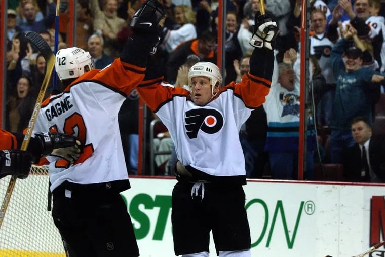 Jeremy Roenick celebrates scoring a goal for the Flyers against the Blackhawks in 2002.