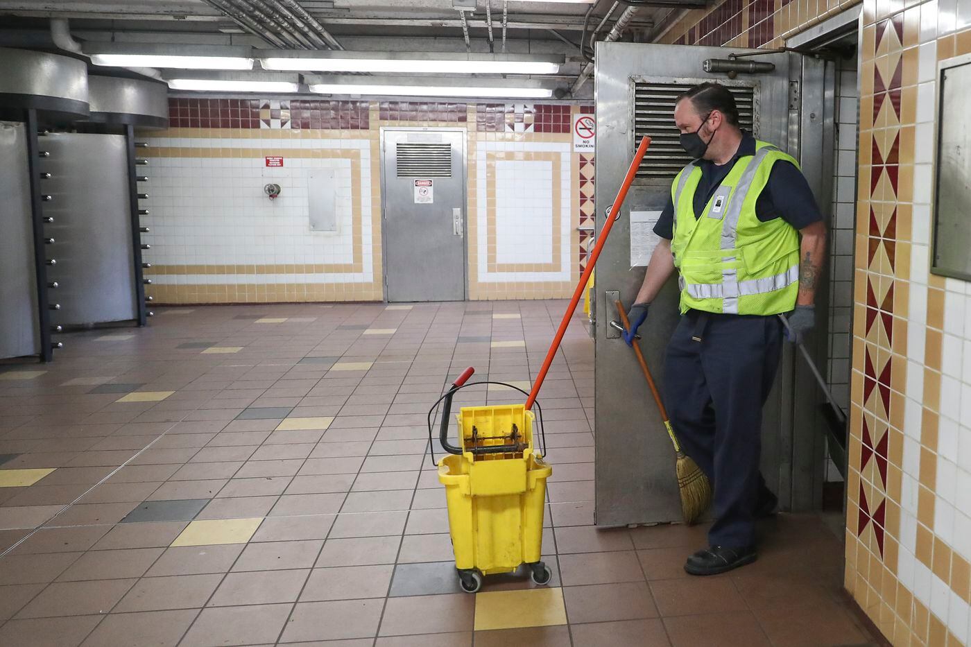 Coronavirus makes SEPTA's dirtiest jobs a nausea-inducing slog