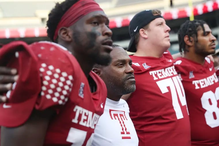 Temple head coach Stan Drayton stands arm in arm with his team after a loss to Rutgers at Lincoln Financial Field in South Philadelphia.