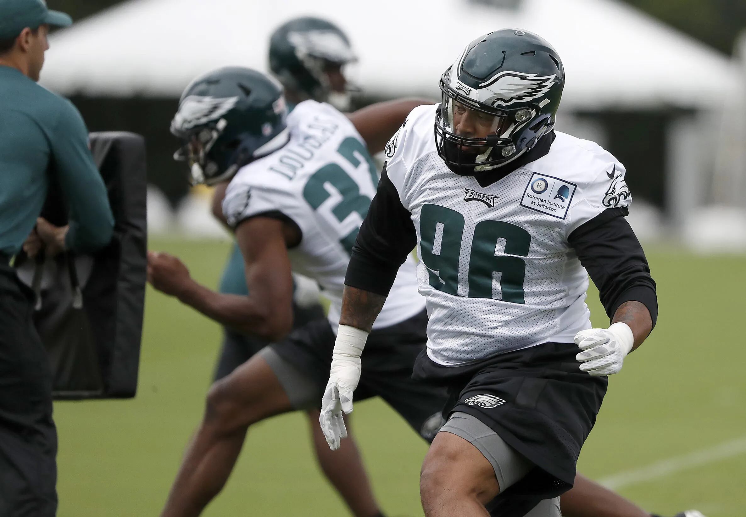 Rush on QBs helps Eagles get their QB rusher, Derek Barnett –  thereporteronline