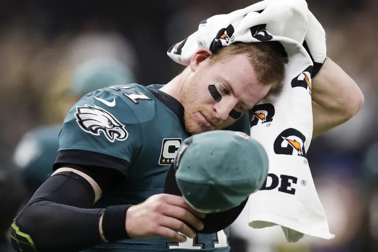 Eagles quarterback Carson Wentz wipes his head with a towel after throwing a first-quarter interception to the New Orleans Saints on Sunday, November 18, 2018 in New Orleans. YONG KIM / Staff Photographer