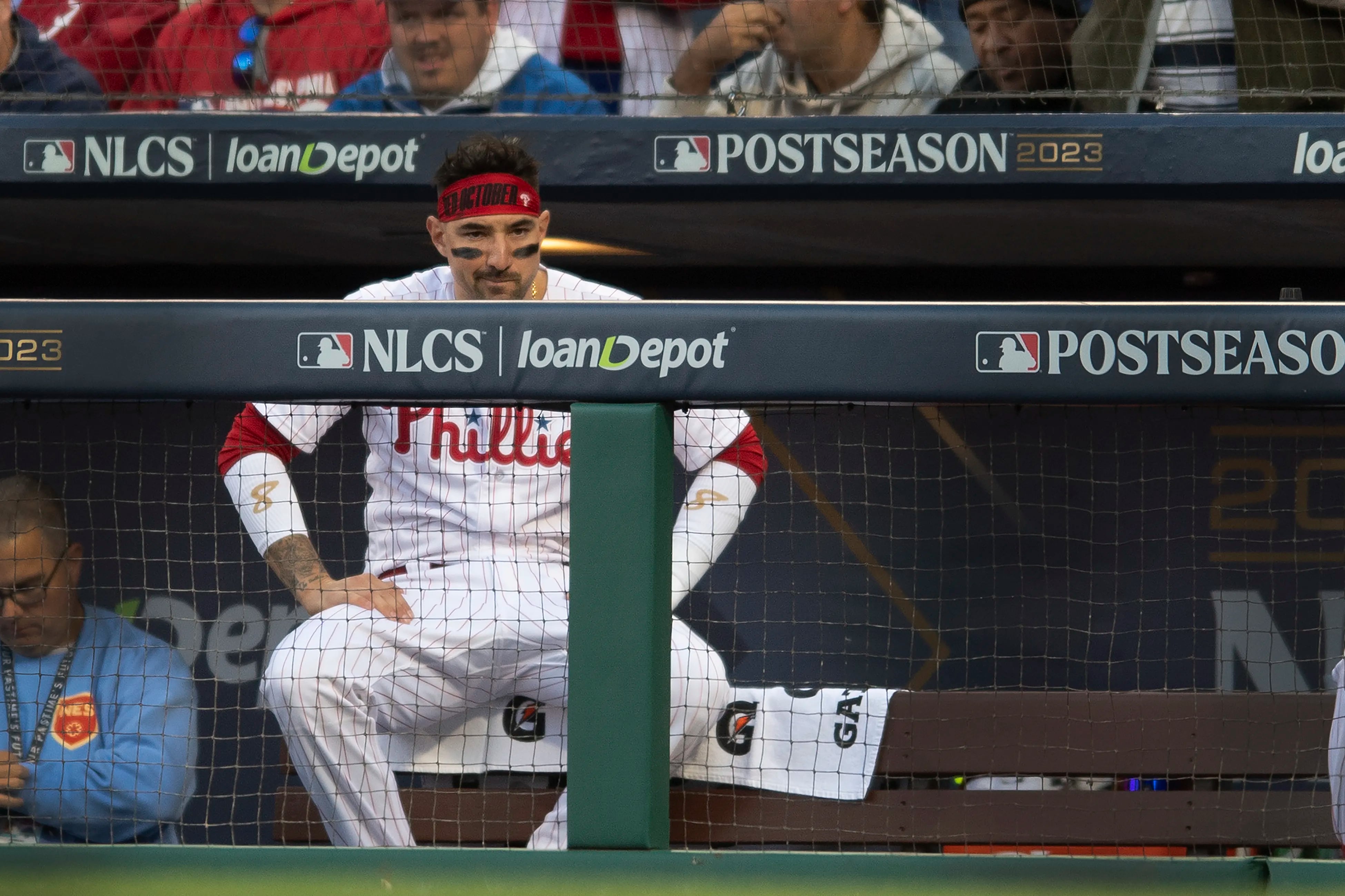 Highlight] Rhys Hoskins is back in the dugout tonight and now has