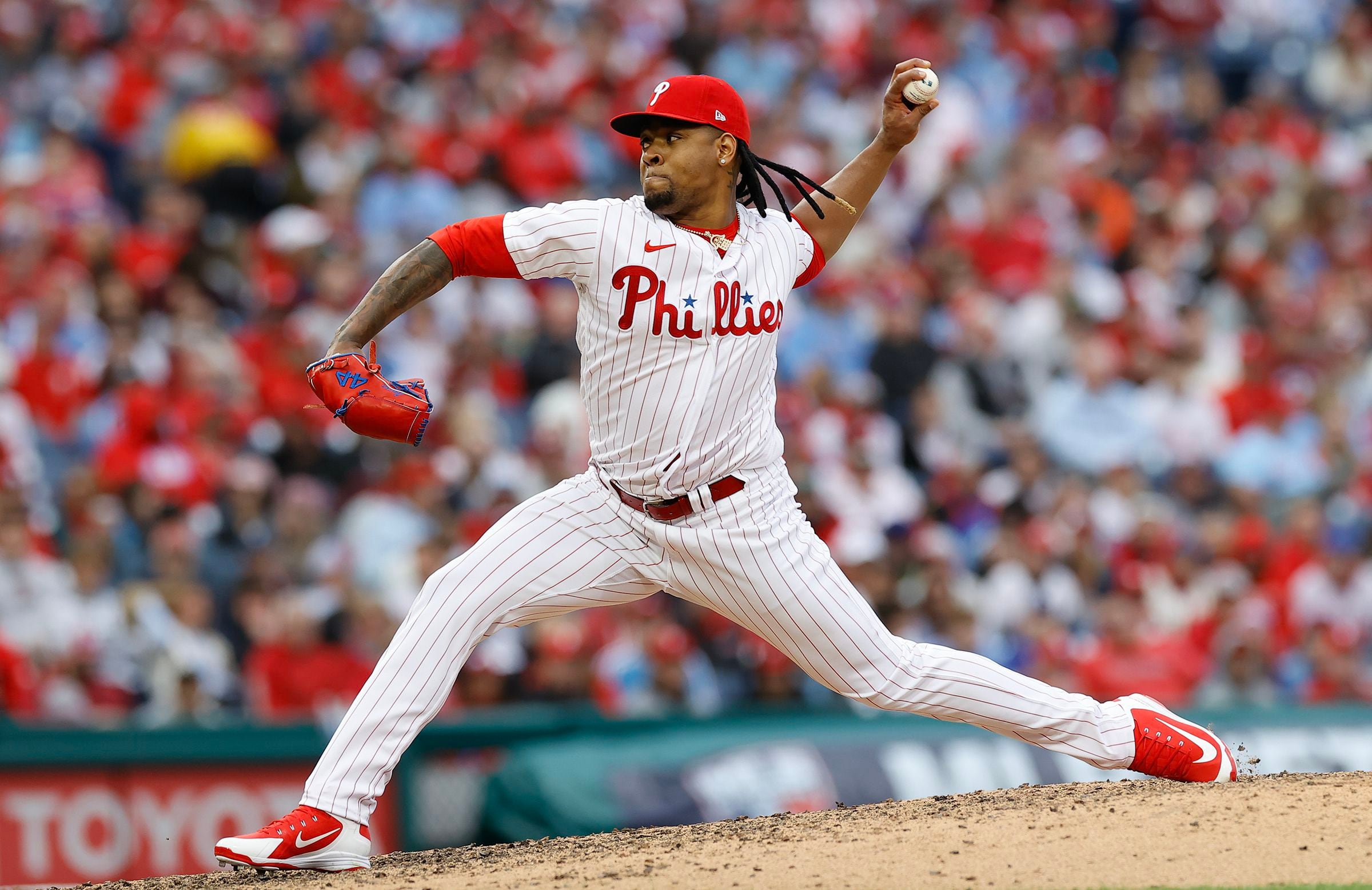 Strahm strong, Clemens' single lifts Phillies to 1-0 win