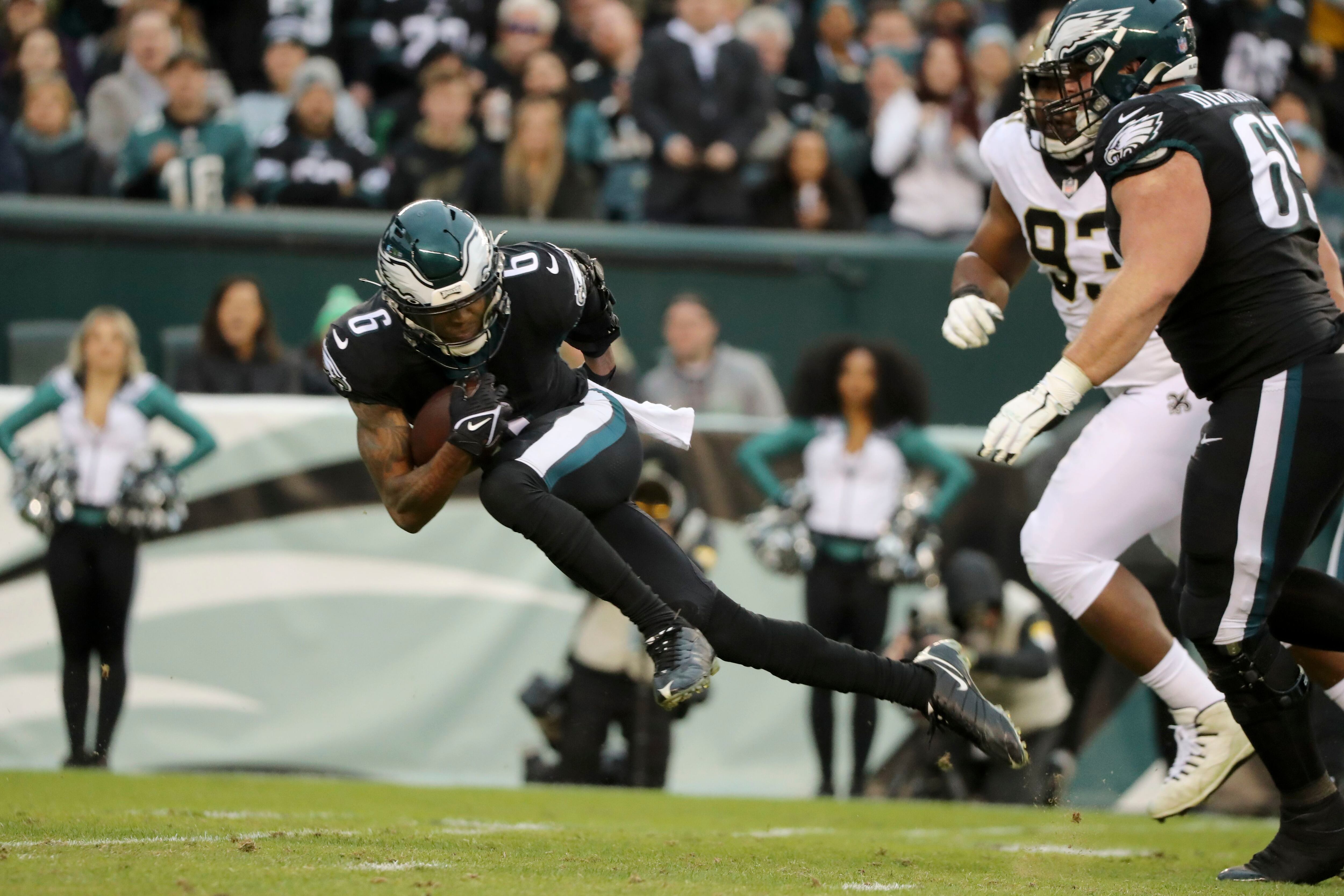 Kevin Hart returns to Philadelphia to watch the Saints vs. Eagles