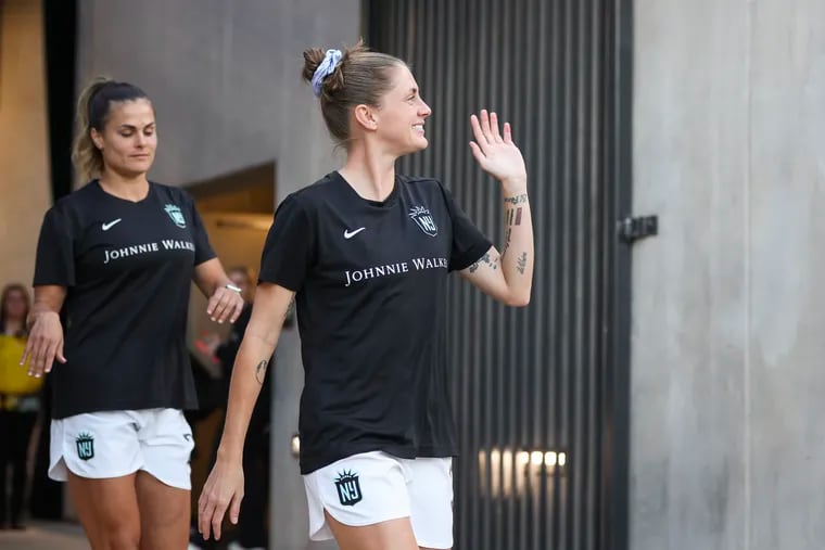 Havertown's Sinead Farrelly (center) returned to playing last year after eight tumultuous years away, then went to the World Cup with Ireland and won a NWSL title with Gotham FC.