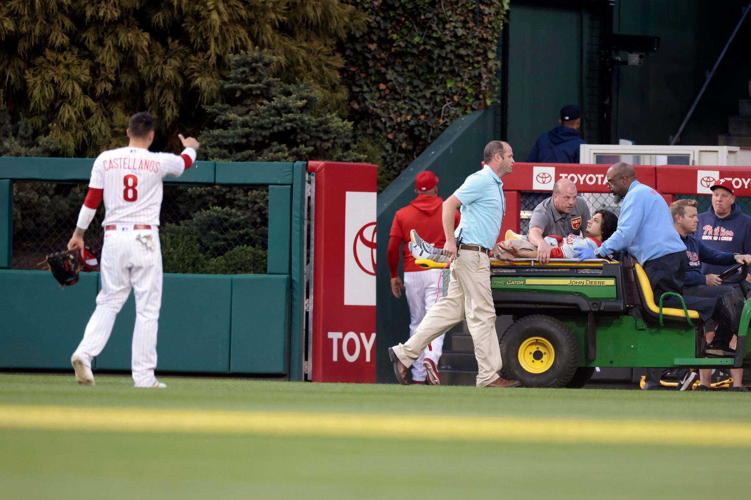 Spectator tumbles over railing into bullpen in Philly