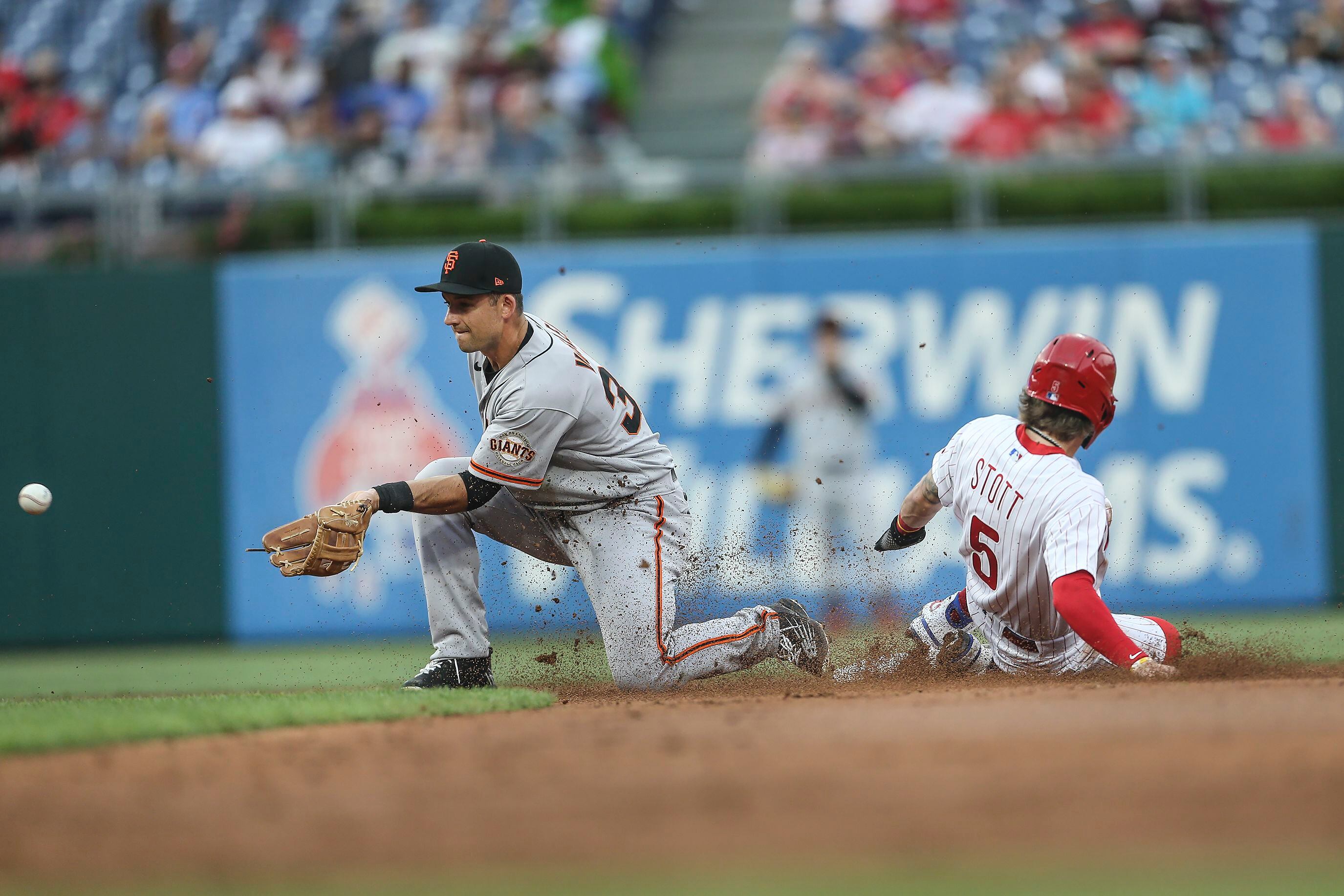 Giants score 6 runs in 9th to rally past Angels