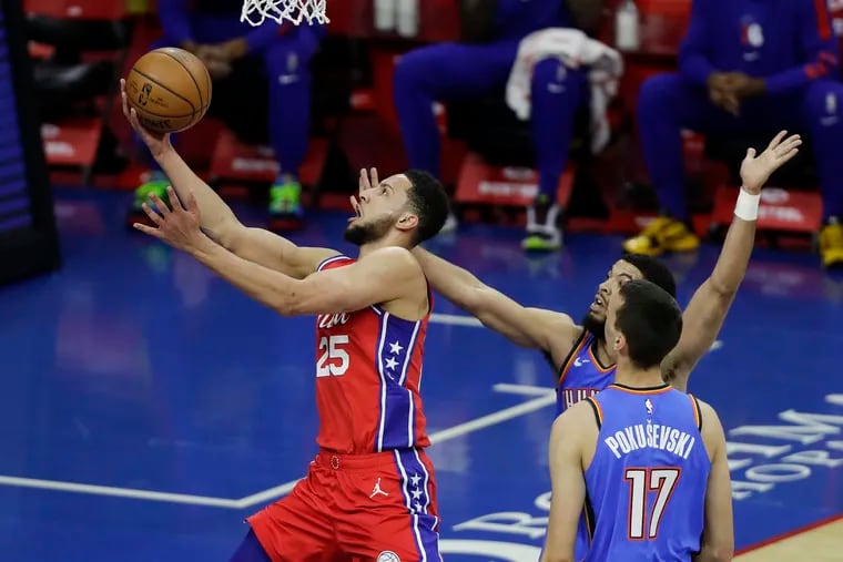 Sixers guard Ben Simmons, showing some aggression on offense, drives past the Oklahoma City Thunder's Kendrick Williams and Aleksej Pokusevski on Monday, April 26, 2021.