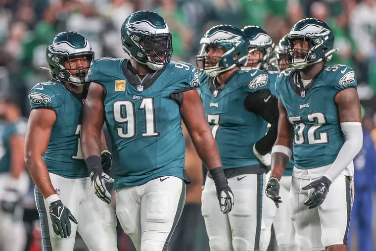 Defensive tackle Fletcher Cox (91) leads the Eagles onto the field Sunday against the Cowboys.