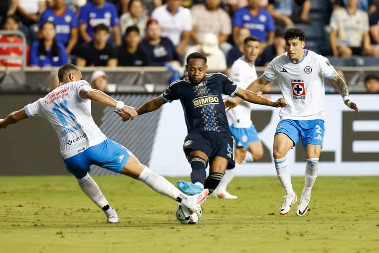 Union midfielder José Andrés Martínez goes after the ball between Cruz Azul's Giorgos Giakoumakis (left) and Jorge Sánchez during the first half.