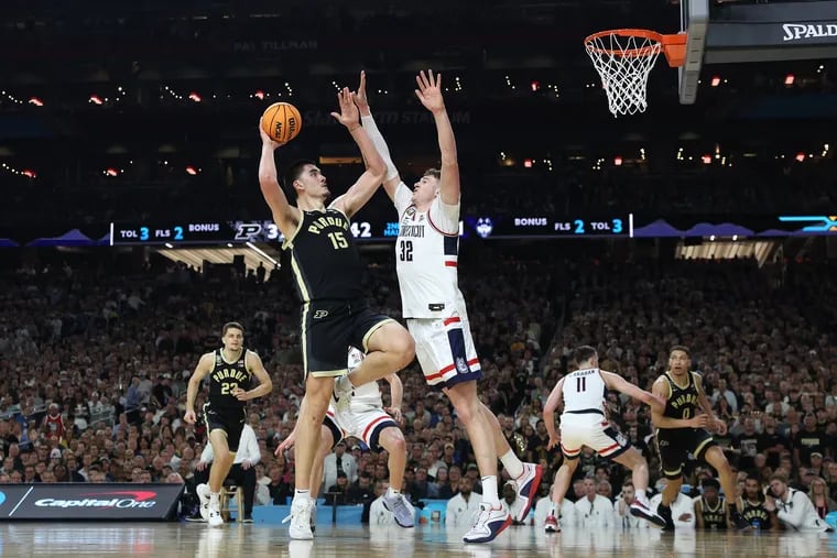 Zach Edey #15 of the Purdue Boilermakers attempts a shot while being guarded by Donovan Clingan #32 of the Connecticut Huskies in the second half during the NCAA Men's Basketball Tournament National Championship game at State Farm Stadium on April 08, 2024 in Glendale, Arizona. (Photo by Christian Petersen/Getty Images)