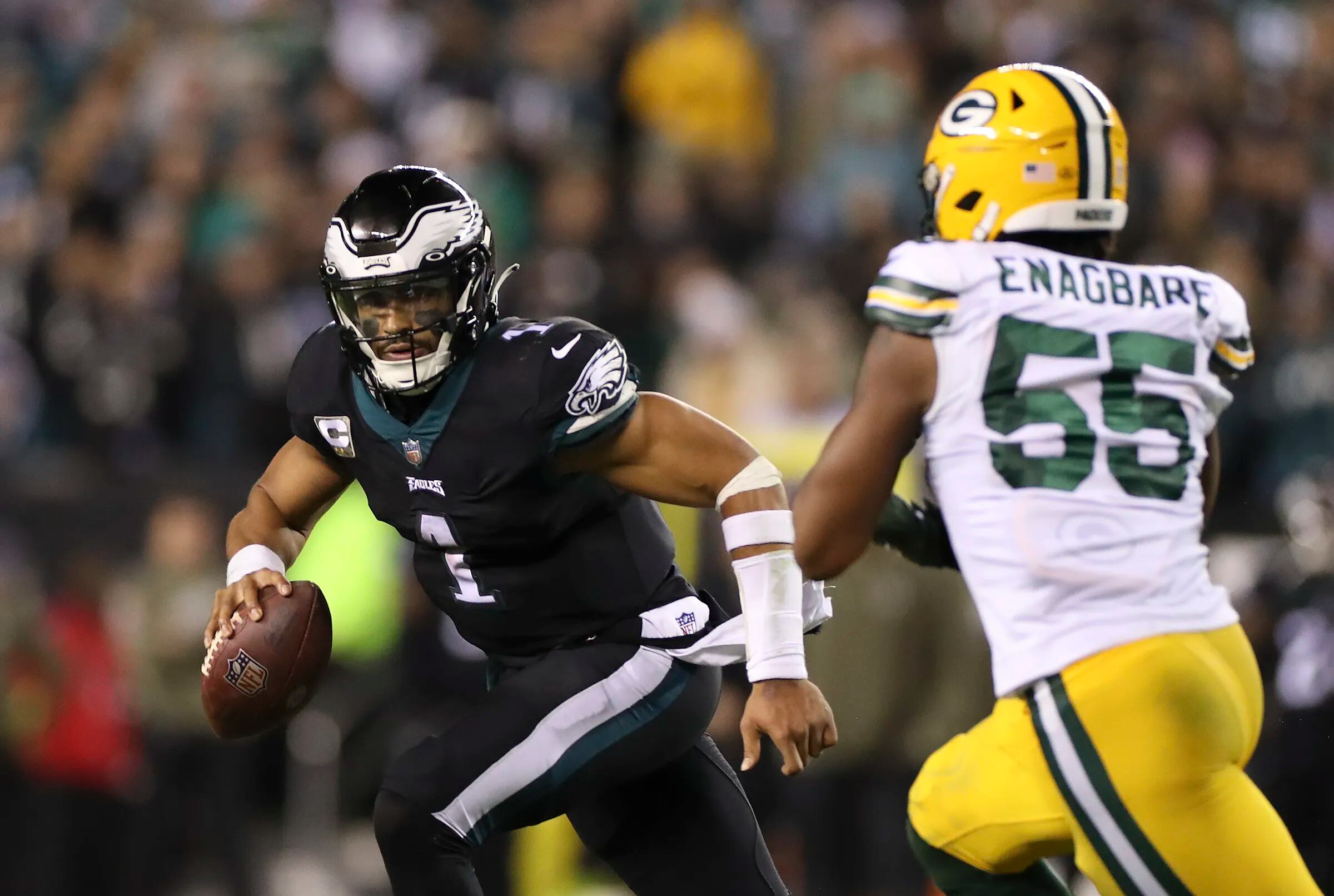 Hurts, Eagles run past Packers 40-33; Rodgers hurt