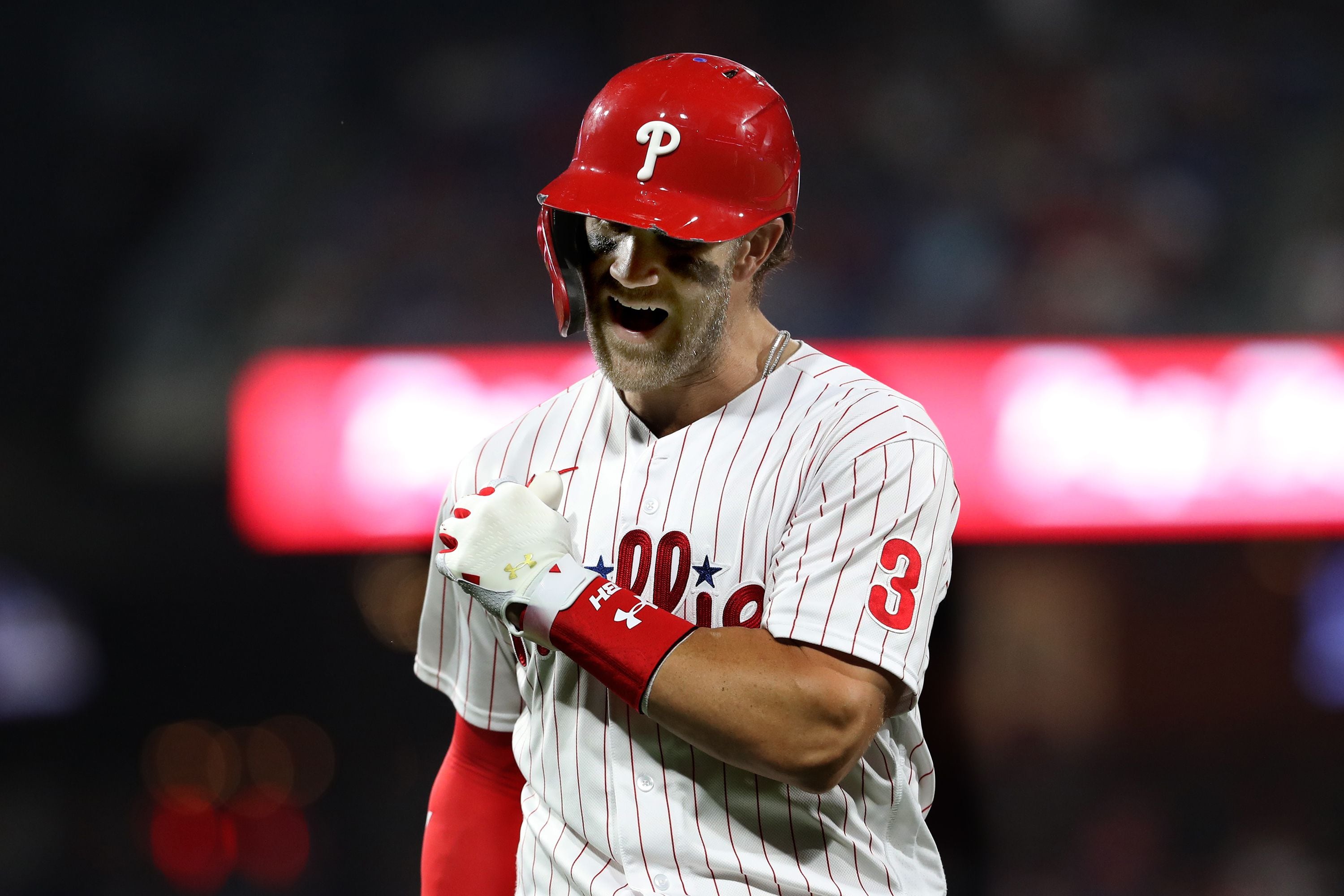 Hoskins' return provides spark as Phillies take 2 of 3 in San