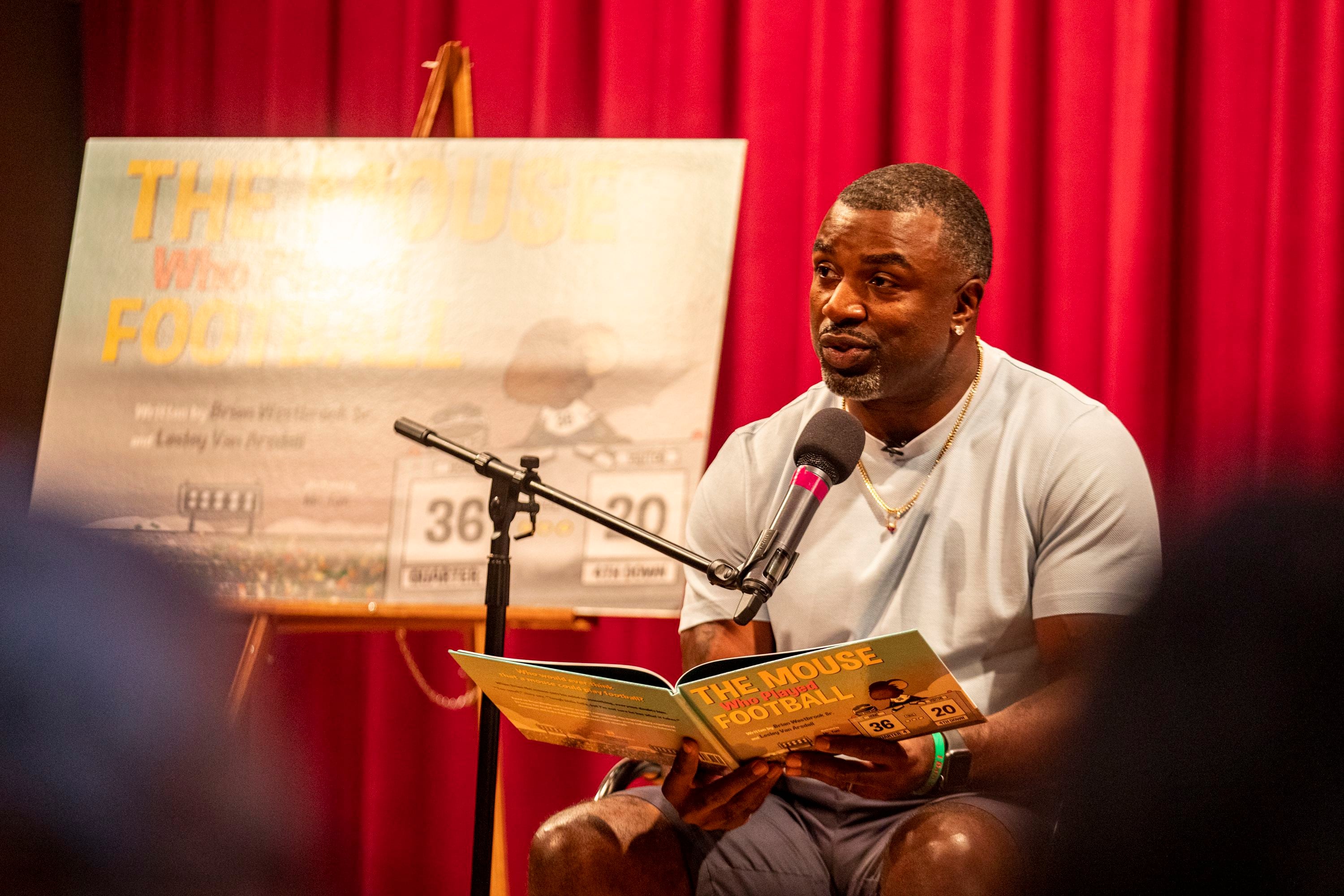 Eagles great Brian Westbrook reads to kids