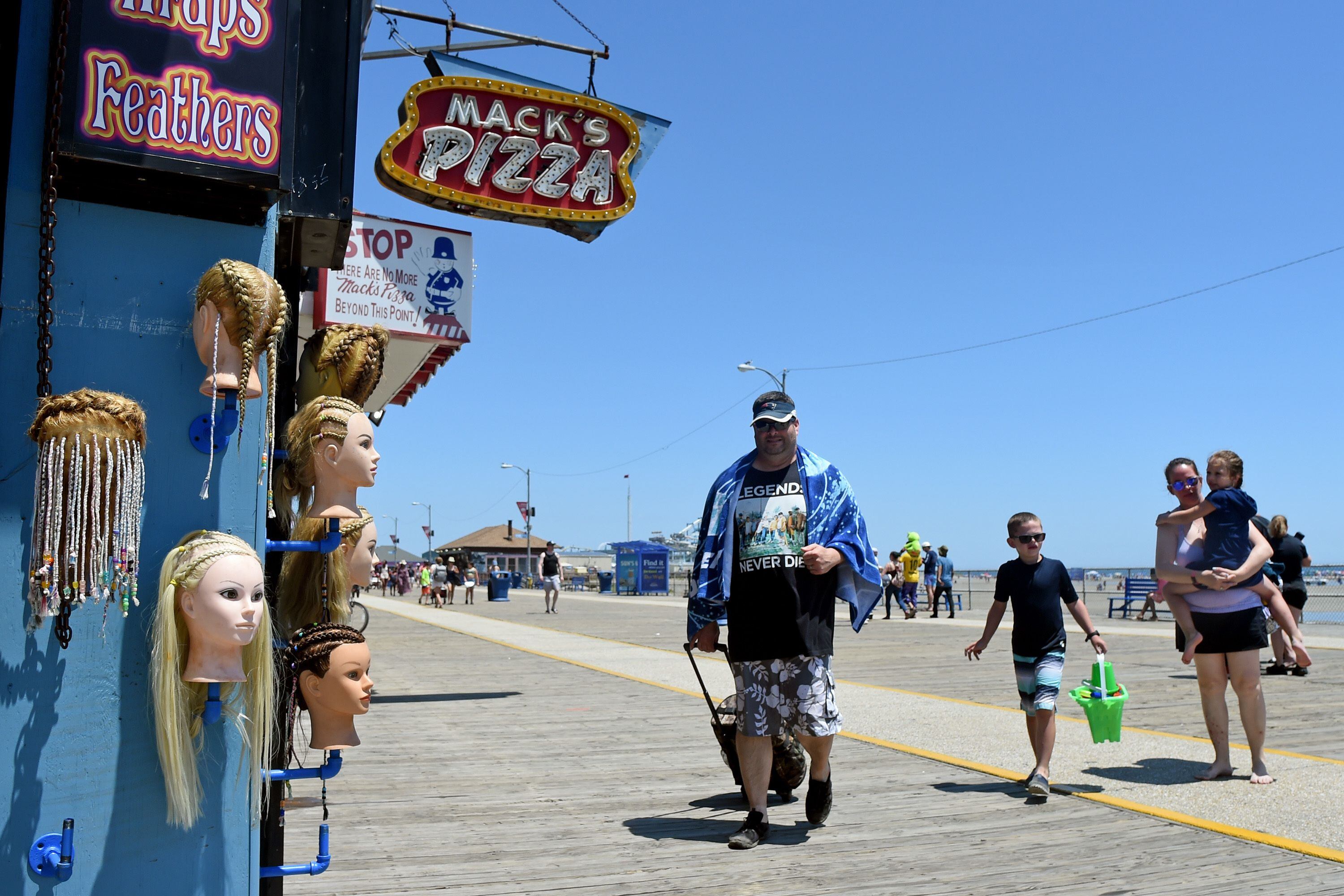 Phillies Legend Stops by Wildwood Crest, NJ, Restaurant