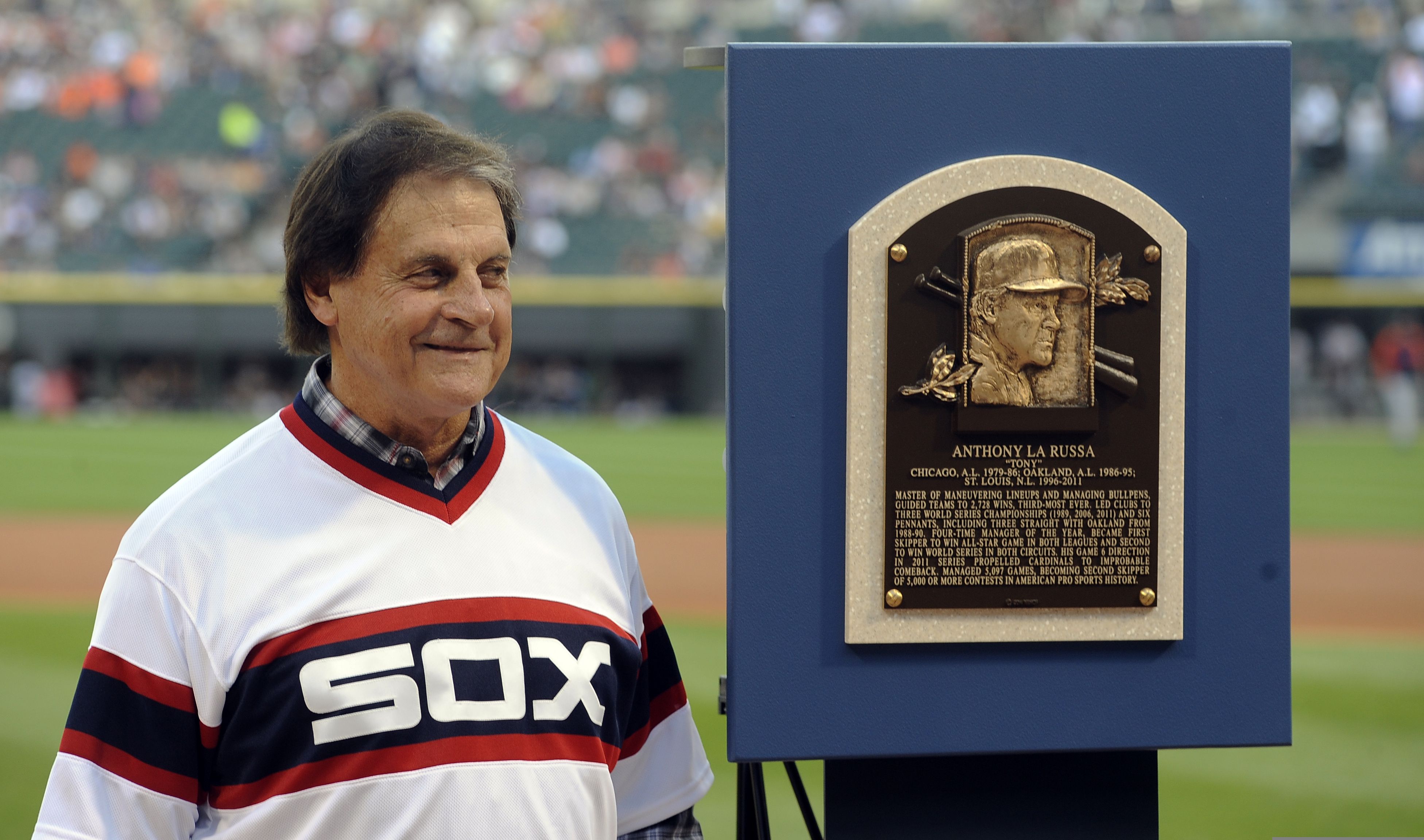 Hall of Fame manager Tony La Russa announces retirement after