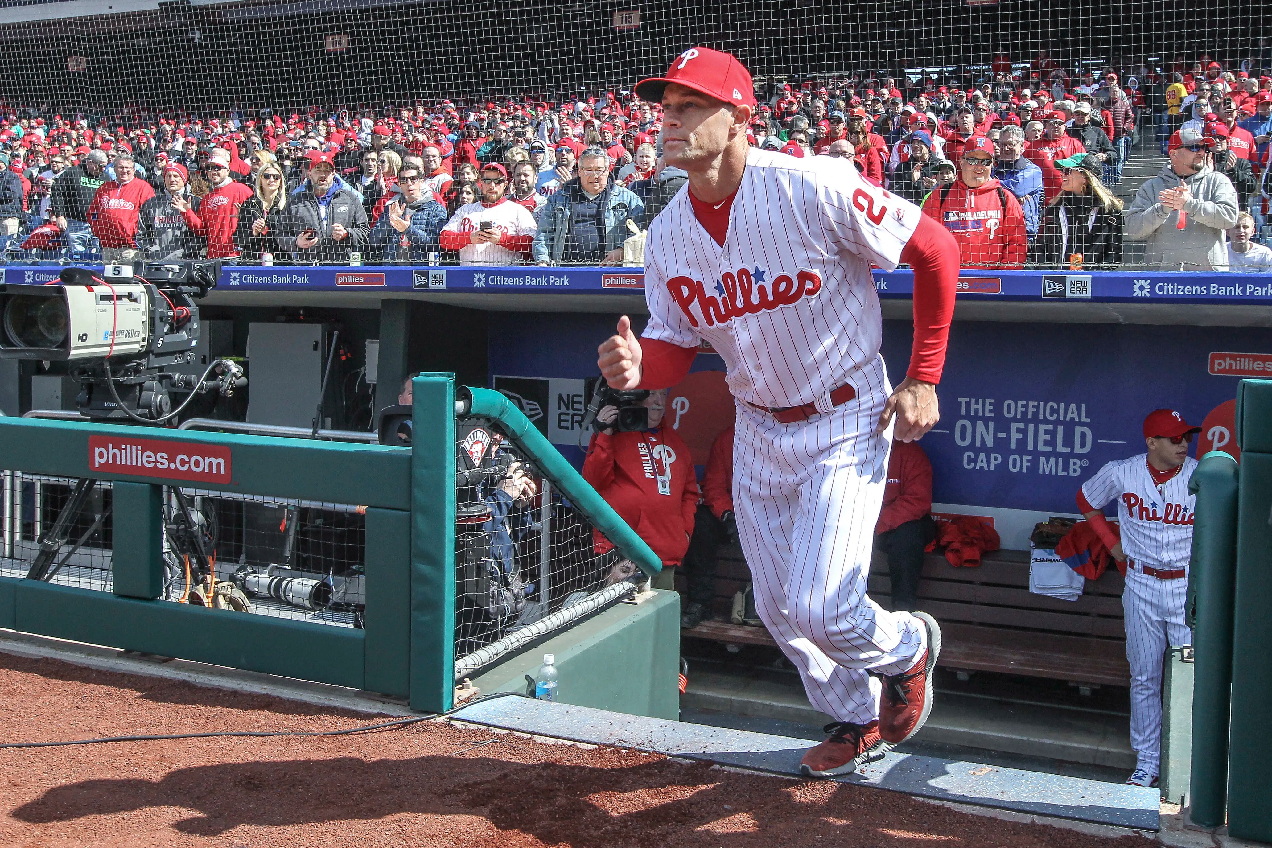 Doug Pederson threw out the first pitch for the Phillies in a Roy