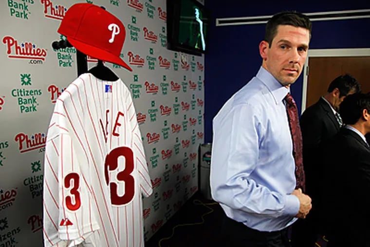 Cliff Lee is presented his Phillies jersey during the press conference on Wednesday. (Laurence Kesterson / Staff Photographer)