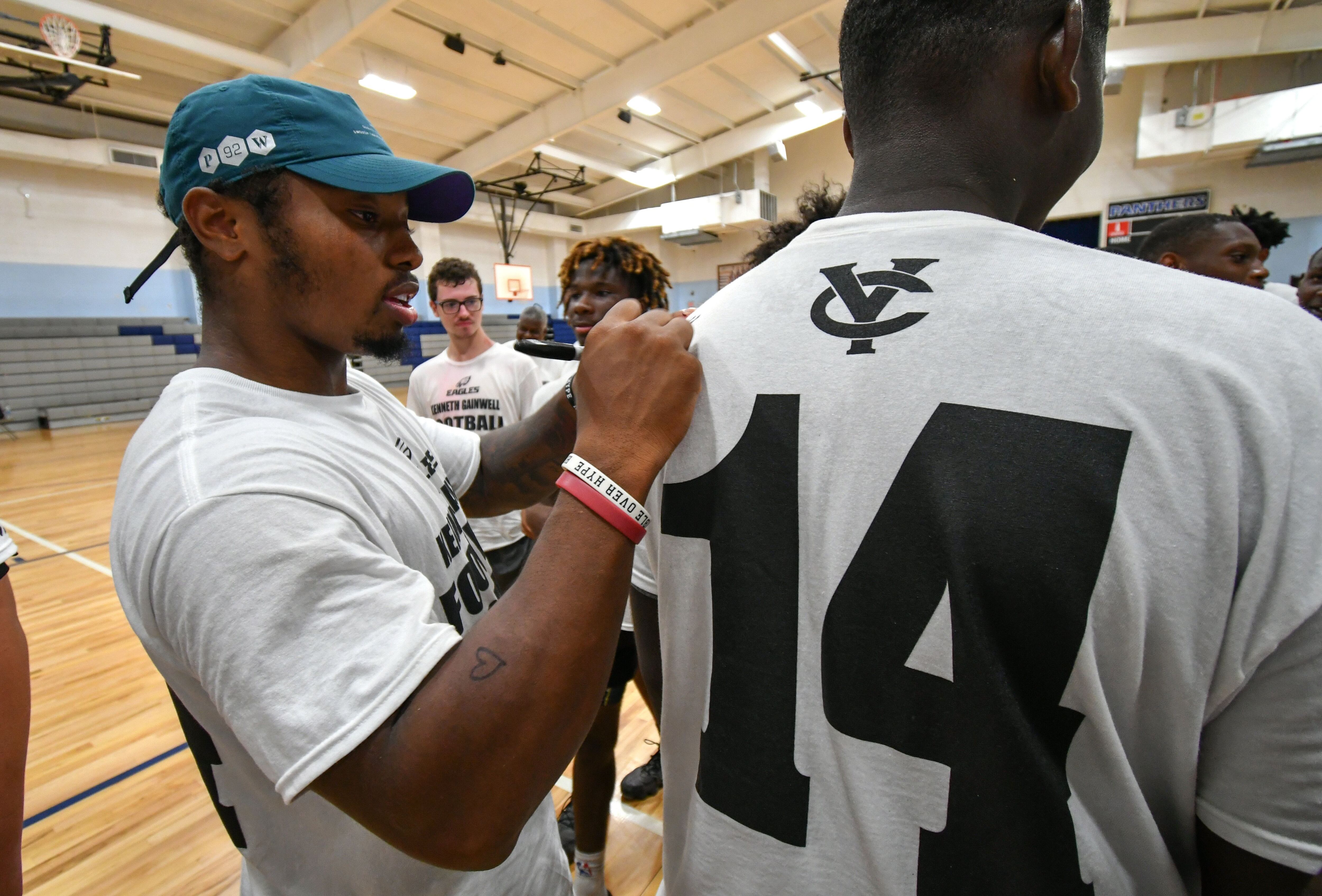 Eagles' Fletcher Cox has some advice for teammates who don't have a gym at  their house